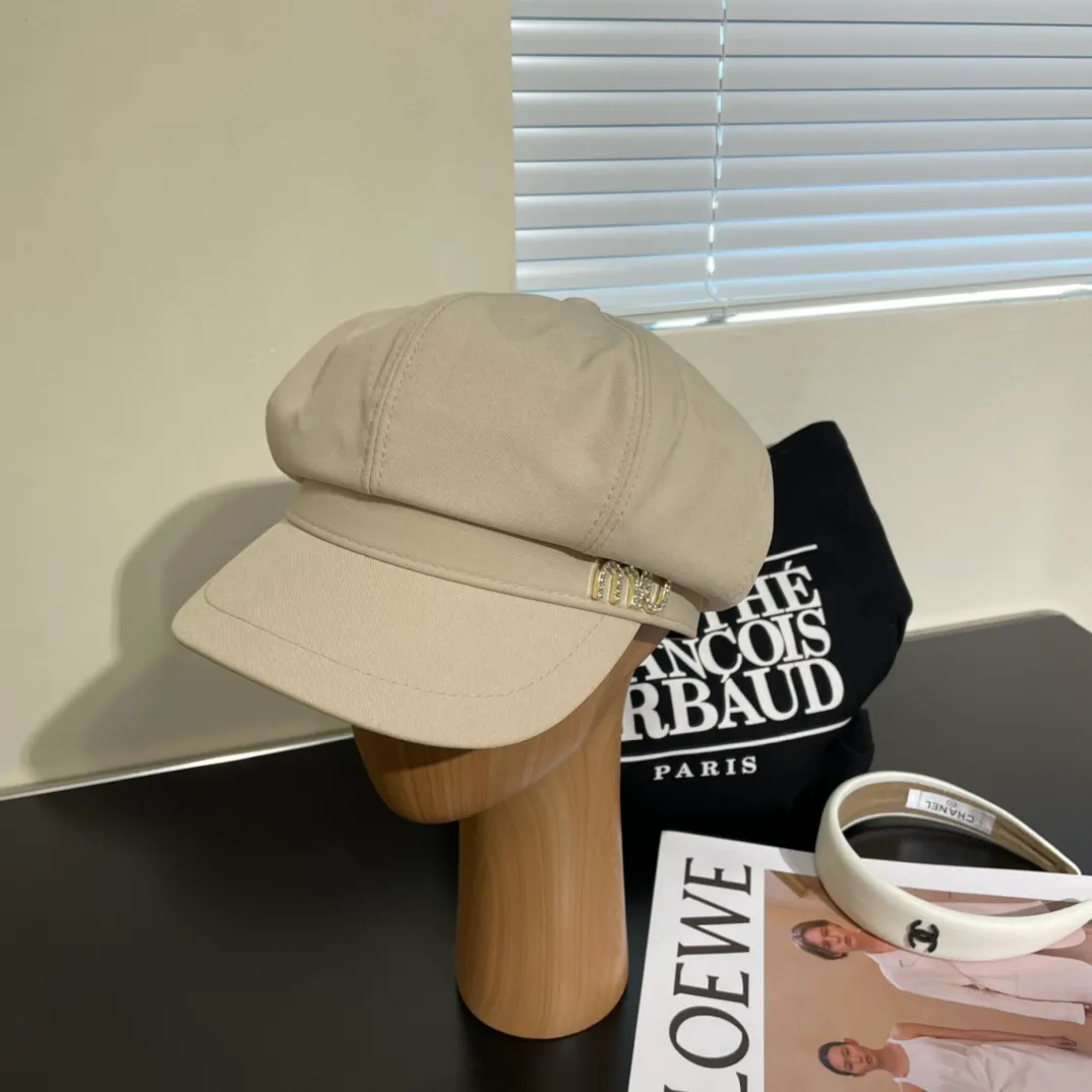 P60 miumiu’s new fall and winter octagonal hat is the one that shows off your face! A solid color hat🧢 is a permanent and versatile style! Do you agree? ✅Sisters👭