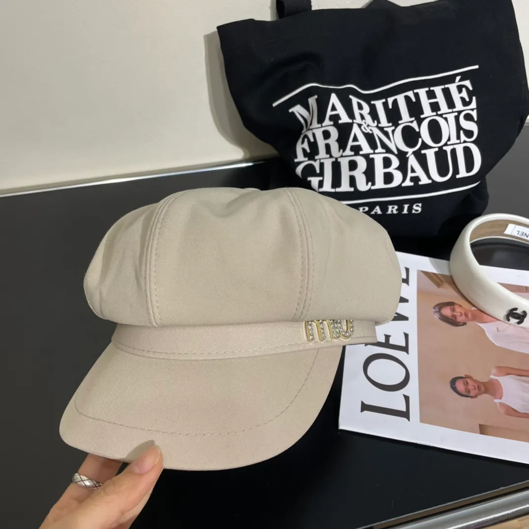 P60 miumiu’s new fall and winter octagonal hat is the one that shows off your face! A solid color hat🧢 is a permanent and versatile style! Do you agree? ✅Sisters👭