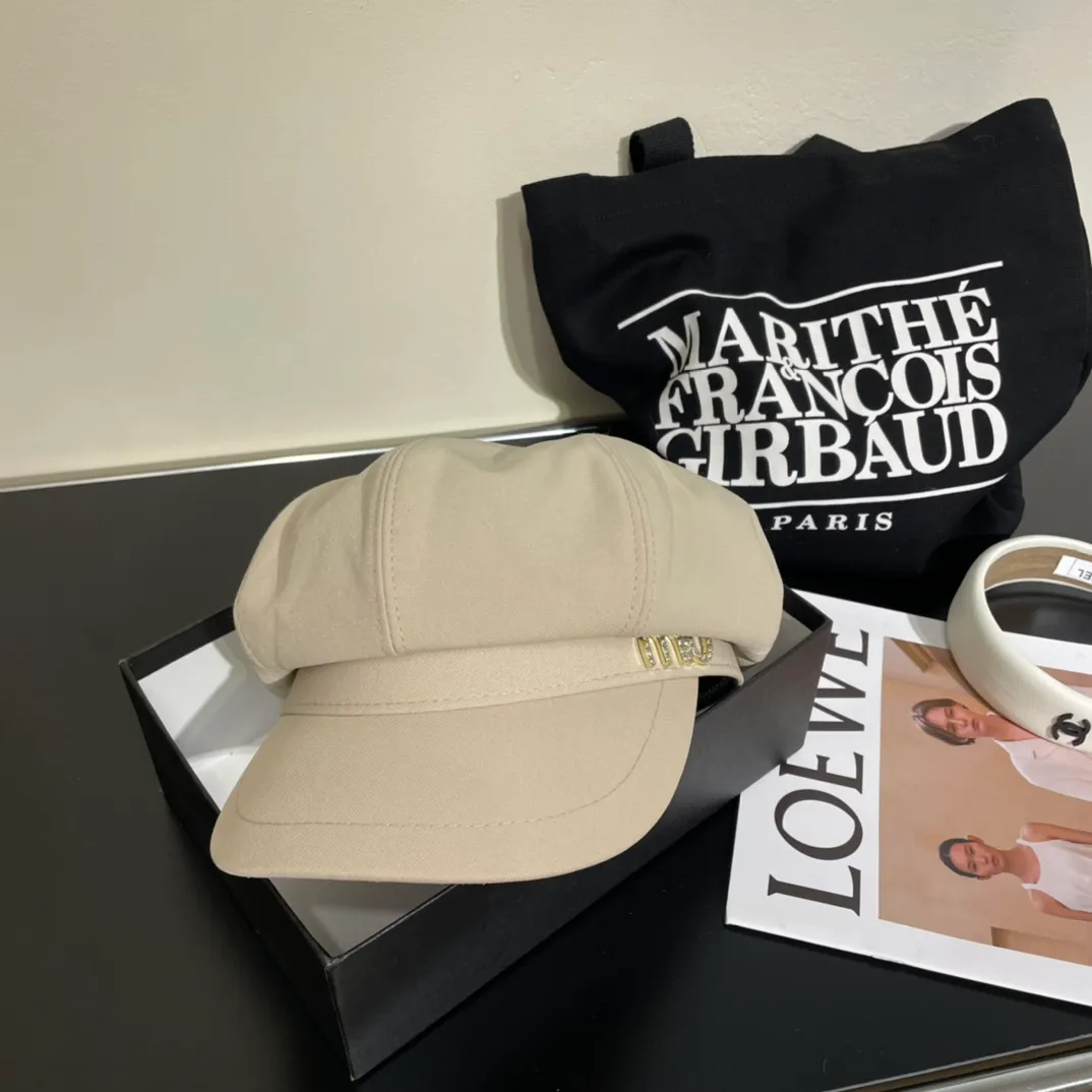 P60 miumiu’s new fall and winter octagonal hat is the one that shows off your face! A solid color hat🧢 is a permanent and versatile style! Do you agree? ✅Sisters👭