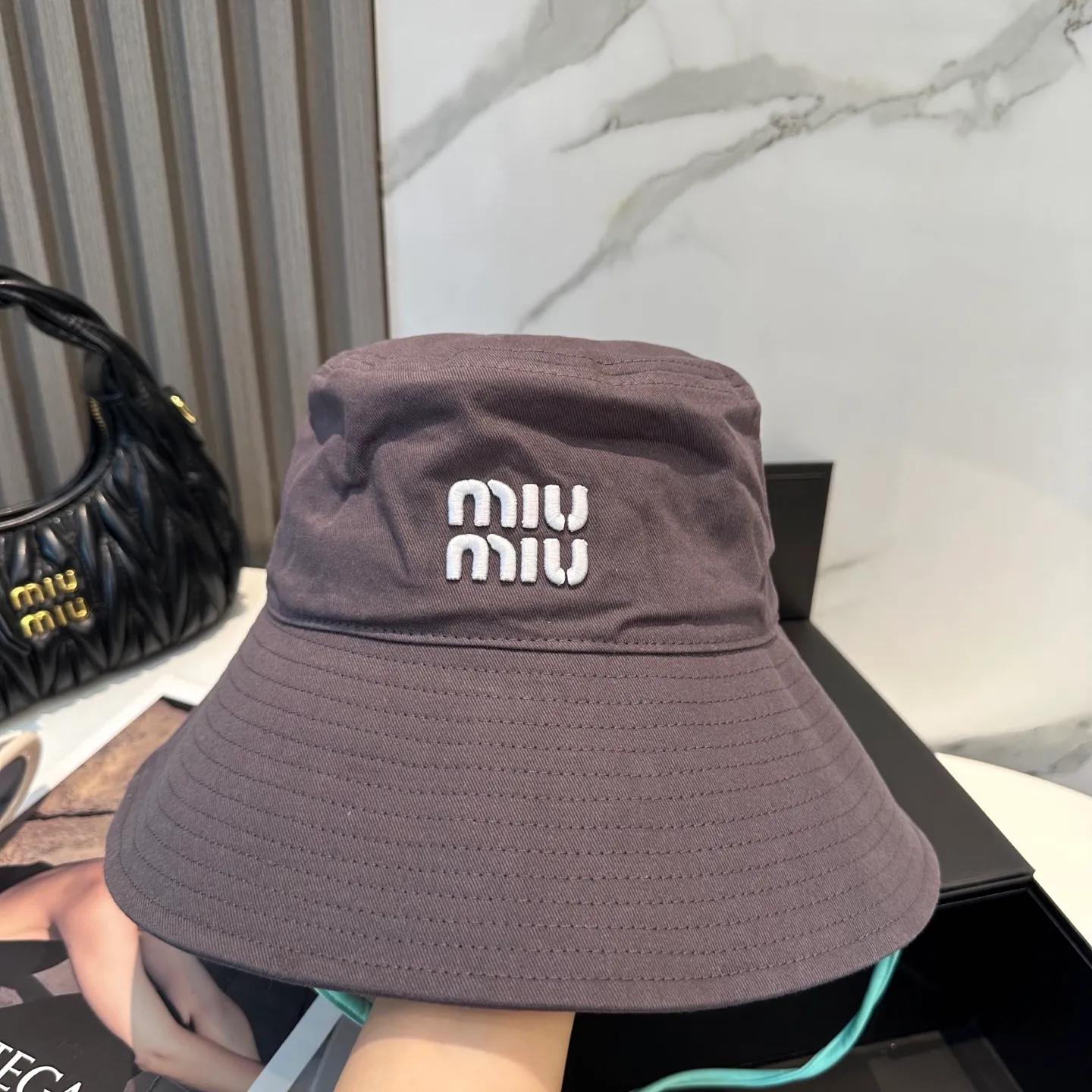 P70 MiuMiu Miu Miu's new fisherman hat | Large brim ~ Increased sun protection range, quality details are in place ~ Hats have always been an inseparable item in daily matching. The fisherman hat will never go out of style. This Miu family has always been loved by everyone. It is casual, versatile, sun-protective and comfortable. It feels very soft but does not affect its shape at all. ​