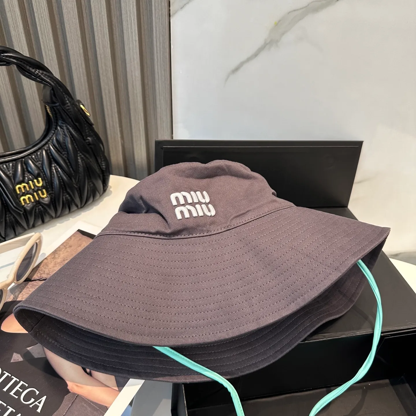 P70 MiuMiu Miu Miu's new fisherman hat | Large brim ~ Increased sun protection range, quality details are in place ~ Hats have always been an inseparable item in daily matching. The fisherman hat will never go out of style. This Miu family has always been loved by everyone. It is casual, versatile, sun-protective and comfortable. It feels very soft but does not affect its shape at all. ​