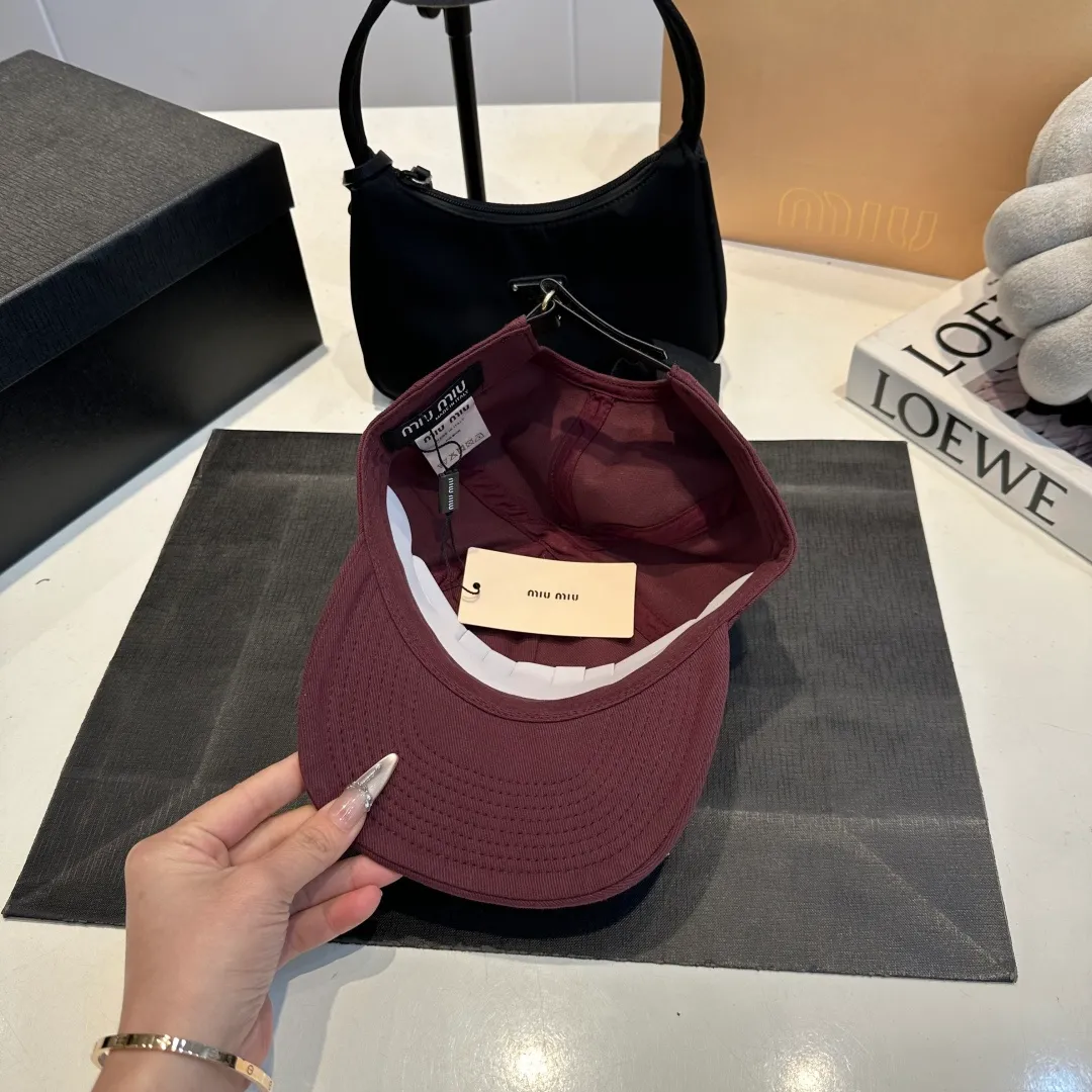 P80 synchronized with Miumiu counters. Colorful drawstring baseball cap. Miumiu new baseball cap. Popular style at the moment. Full of street style. Trendy and versatile. Xiaohongshuzhongcao. Get your boyfriend and be cool together. Highly recommended to everyone. Head circumference 55-58cm. Size can be adjusted.
