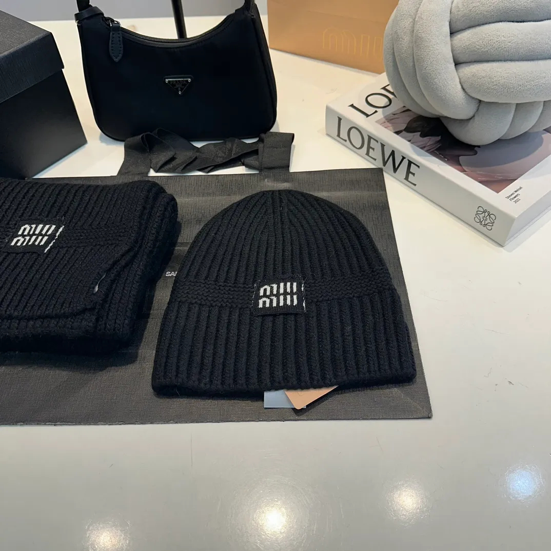 P200 miumiu two-piece knitted hat set, popular at Miumiu counter. Hat + scarf. New product released by Xiaohongshu. Very warm. High-elastic fabric. Classic colors. Same style for men and women.