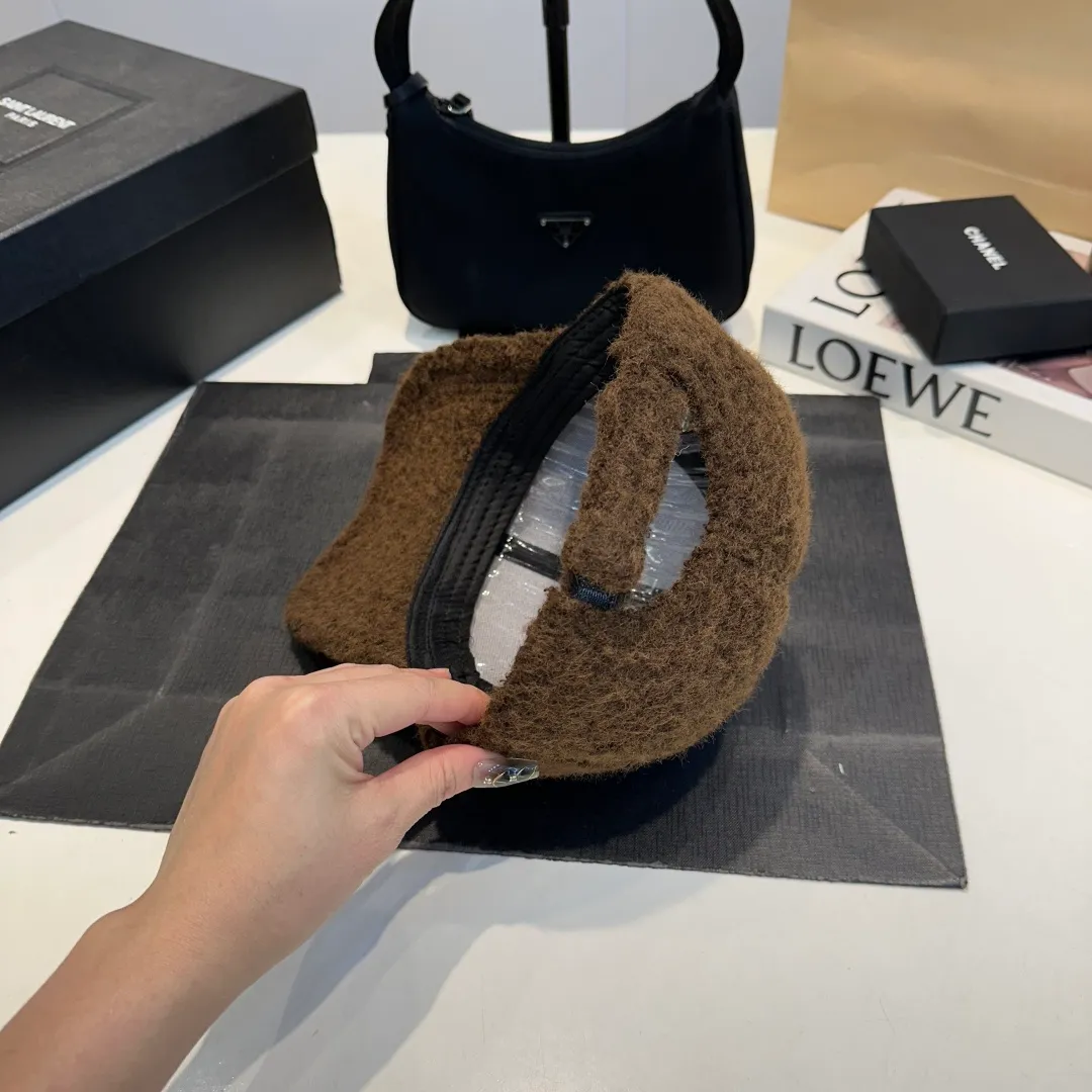 P56 Miumiu Miumiu new order style embroidered baseball cap🧢Big brand style is super easy to match, get it now!