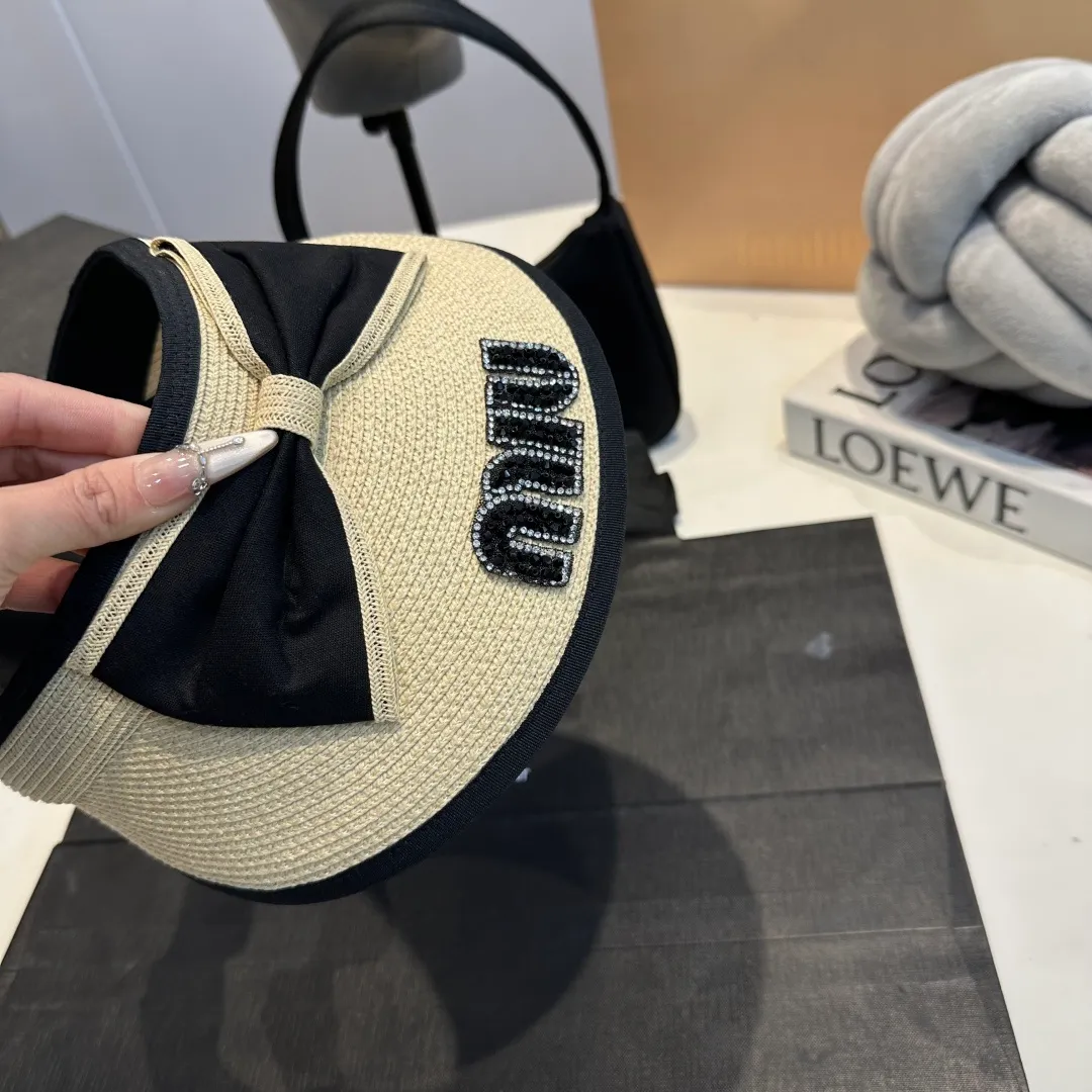 P80 miumiu empty top hat, a must-have item in summer, because it is so easy to match, and it is really super artistic in summer when paired with cool summer style ~ Just wear a little white skirt and you can attract the attention of blockbusters ~