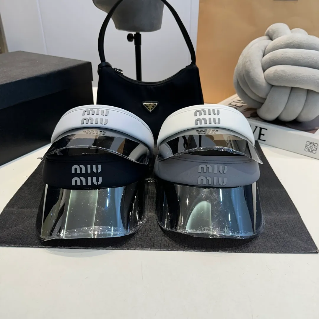 The P50 MiuMiu hot style empty top hat is here~ I can’t help but share it with you right away. It’s a new and super beautiful empty top hat. It’s a hat that many Jimei are looking for in summer. It’s a must-have for outdoor activities such as playing golf. It’s a must-have for both fashion and function. 🤍Treasure style, the top is very beautiful!