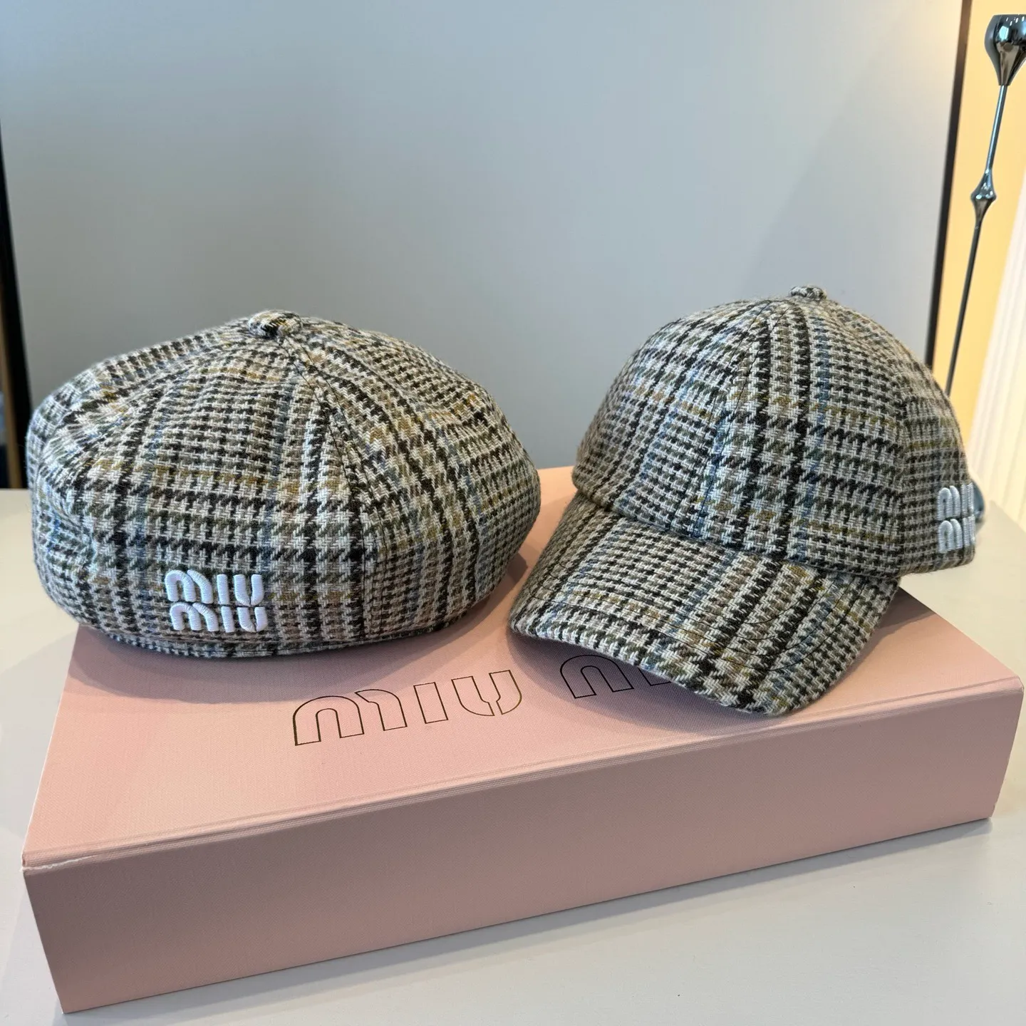 💰100¥ miumiu autumn and winter new wool peaked cap, plaid baseball cap, head circumference 57cm