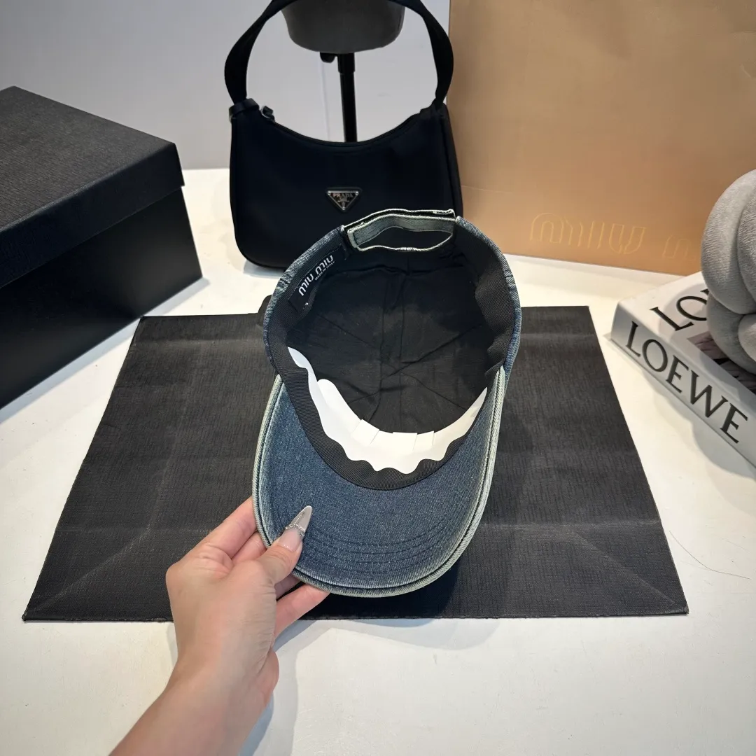 P60 miumiu Xiaohongshu popular recommendation. Original new baseball cap, authentic mold-making and custom-made, original workmanship is meticulous and the quality is superb!