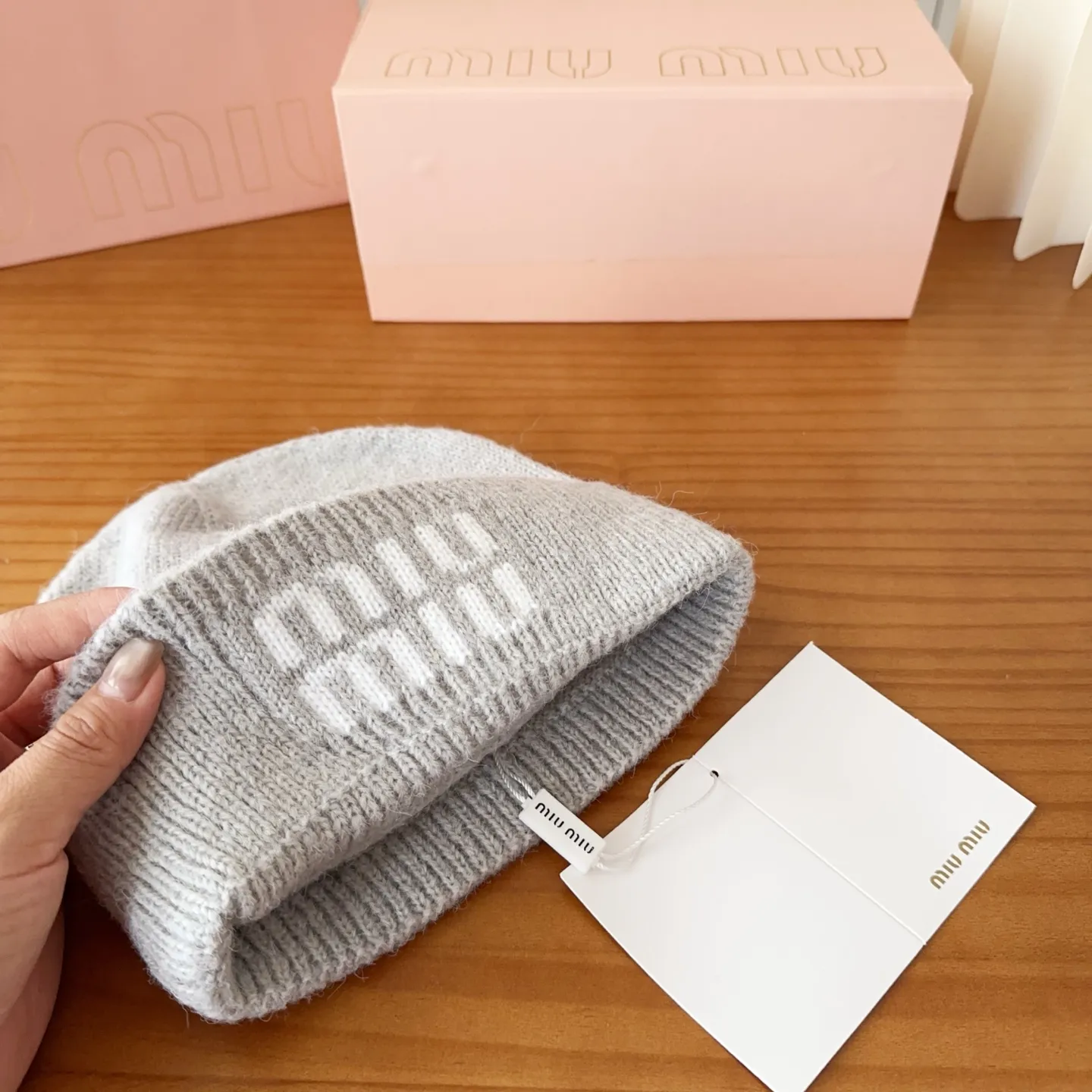 💰60 miumiu’s most popular knitted hat at the Miu Miu counter! Xiaohongshu’s new product is released, it’s so 🉑️, high-elastic fabric, classic colors, same style for men and women.
