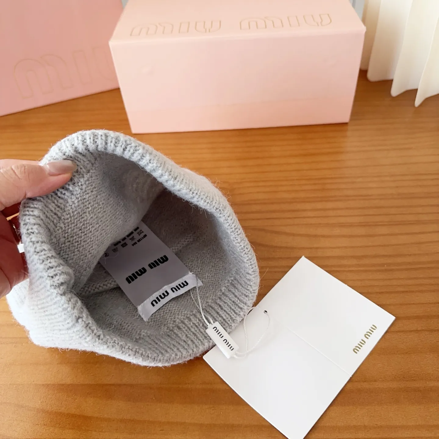 💰60 miumiu’s most popular knitted hat at the Miu Miu counter! Xiaohongshu’s new product is released, it’s so 🉑️, high-elastic fabric, classic colors, same style for men and women.