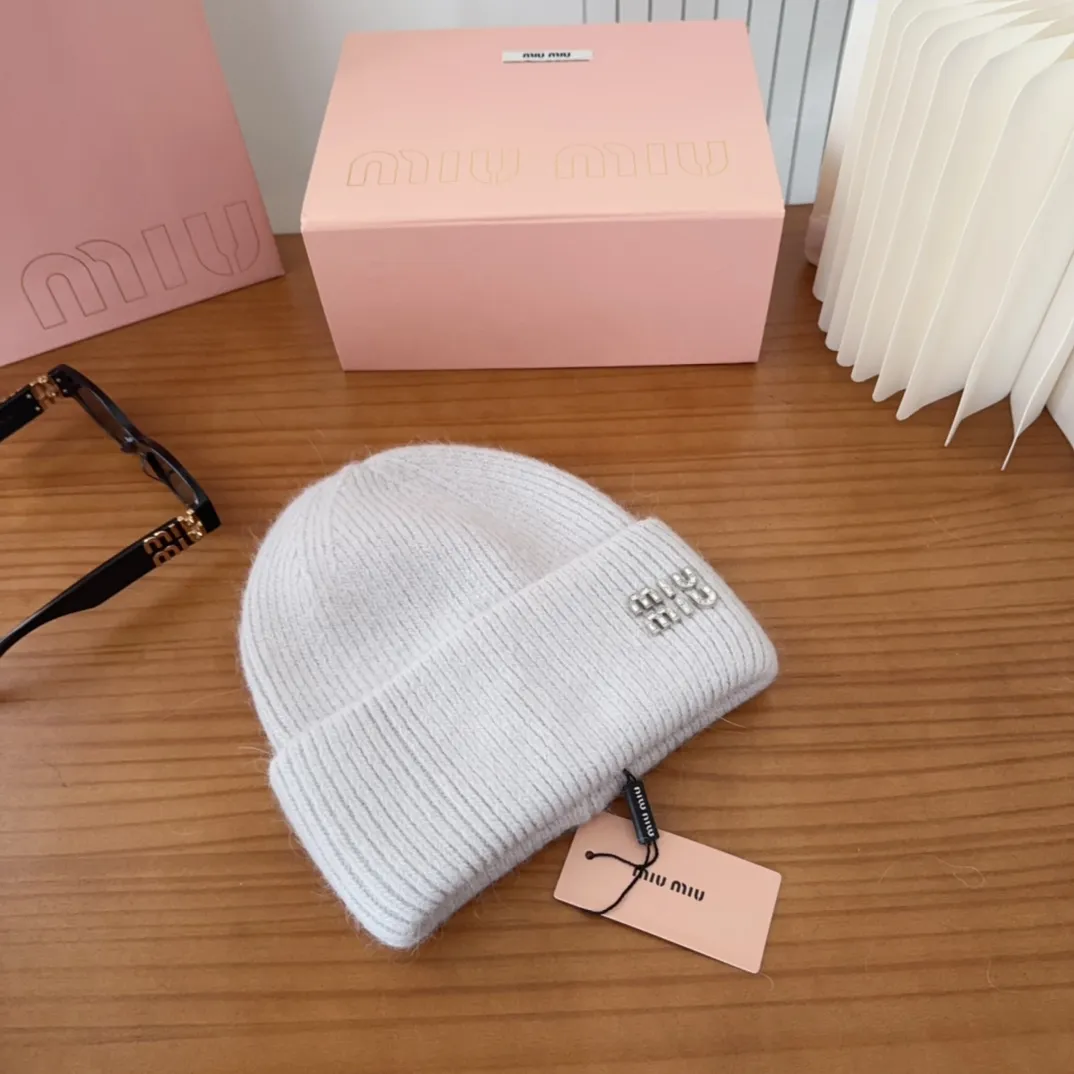 💰56 miumiu🐰Angora rabbit fur autumn and winter woolen hat This high-grade gray dyeing is very difficult to dye! What's more, the material of rabbit fur is like starting from scratch! Highly recommend to everyone. This hat goes well with any type of clothing. It can be both casual and sweet!