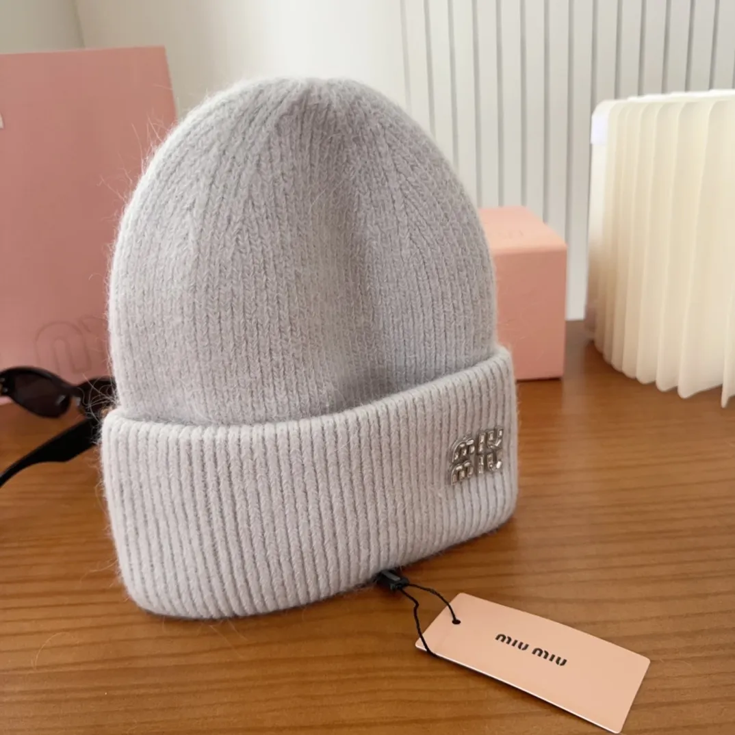 💰56 miumiu🐰Angora rabbit fur autumn and winter woolen hat This high-grade gray dyeing is very difficult to dye! What's more, the material of rabbit fur is like starting from scratch! Highly recommend to everyone. This hat goes well with any type of clothing. It can be both casual and sweet!