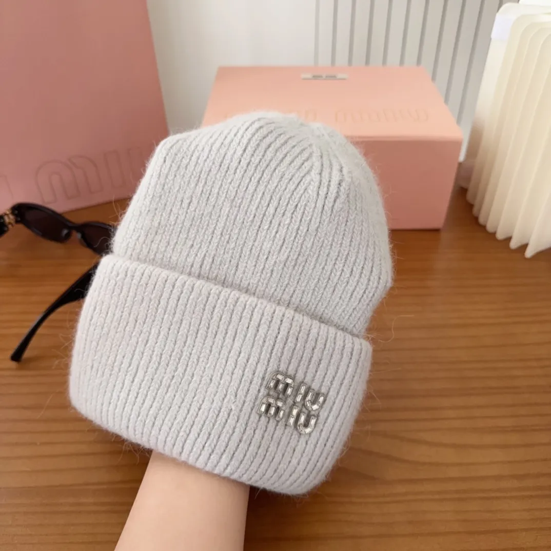 💰56 miumiu🐰Angora rabbit fur autumn and winter woolen hat This high-grade gray dyeing is very difficult to dye! What's more, the material of rabbit fur is like starting from scratch! Highly recommend to everyone. This hat goes well with any type of clothing. It can be both casual and sweet!