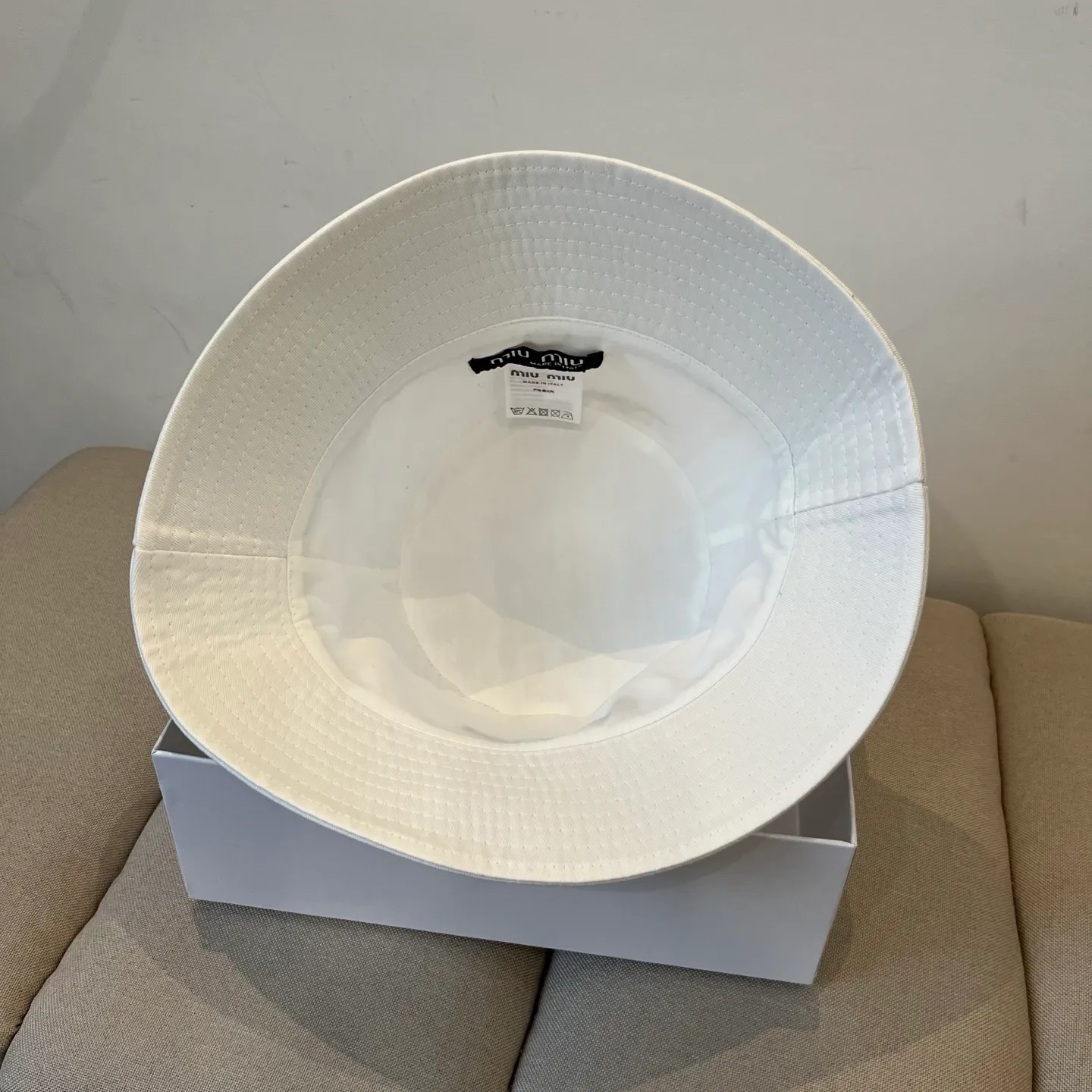 P70 miumiu original spring and summer new baseball cap, authentic mold-making and custom-made, the original workmanship is meticulous and the quality is superb!