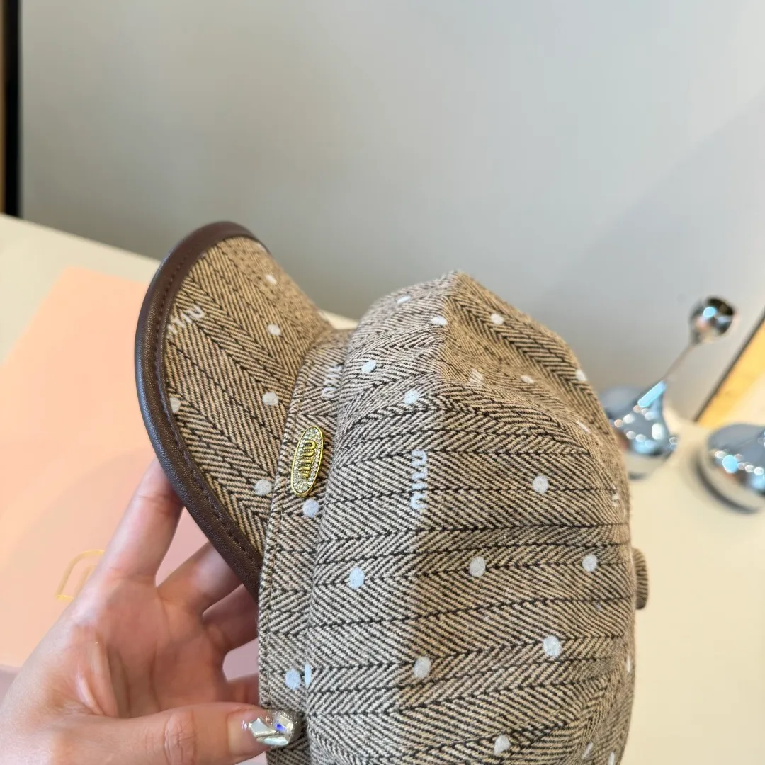 💰100¥ miumiu new duck bill painter's hat, head circumference 57cm