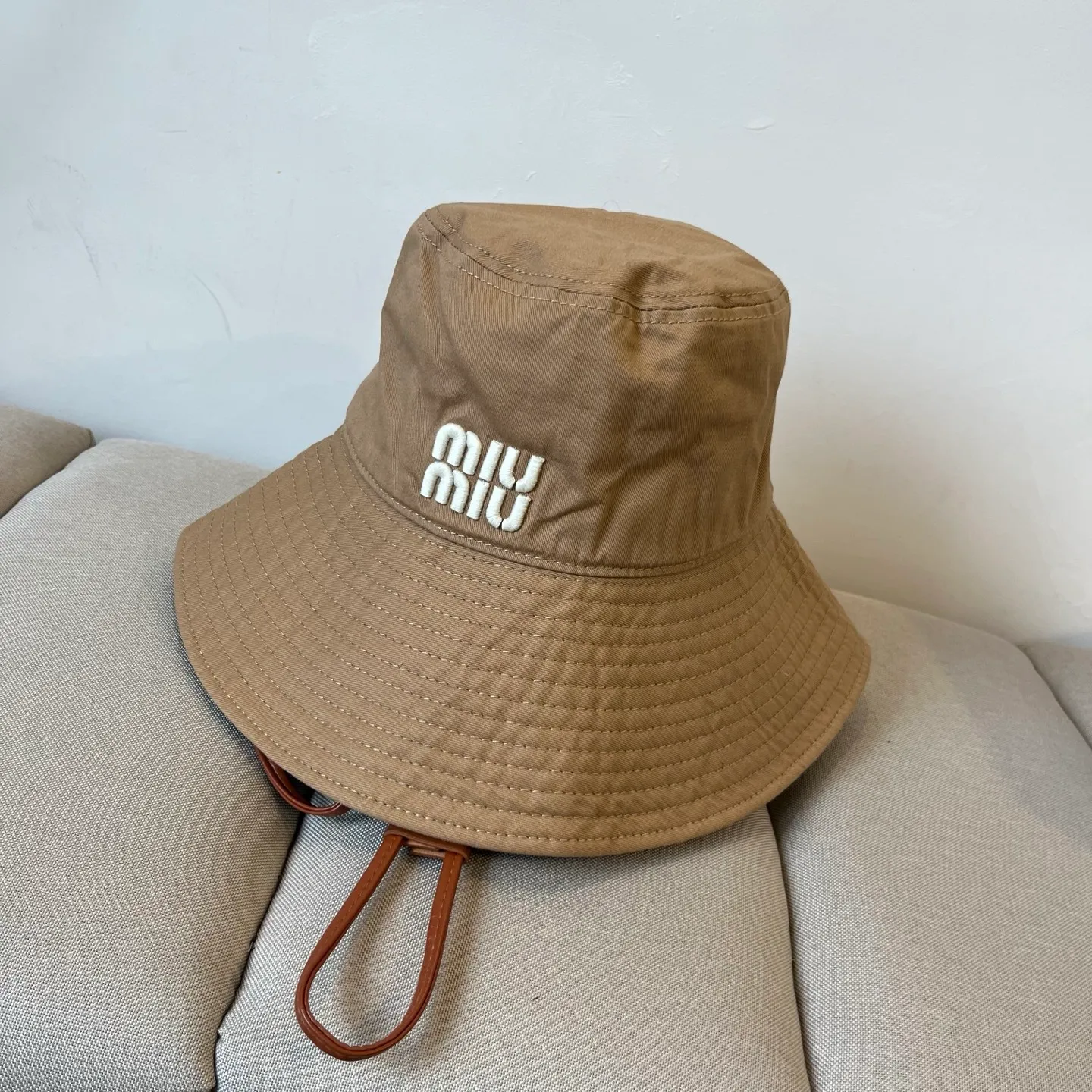 P70 miumiu original spring and summer new fisherman hat. Genuine mold customization. The original workmanship is meticulous and the quality is superb!