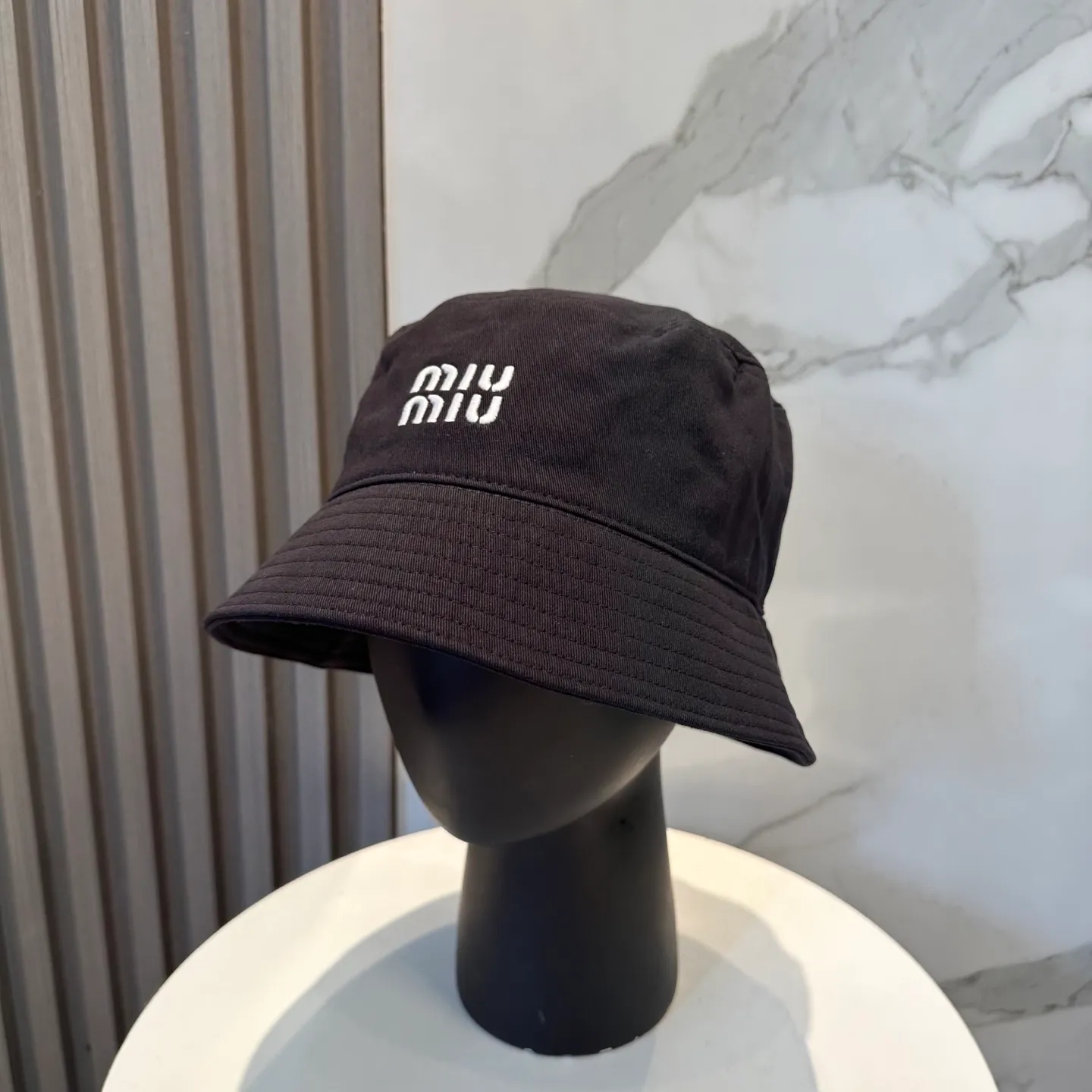 P74💛 Comes with dust bag. [Miumiu Miu Miu] New order style embroidered fisherman hat🧢Big brand style is super easy to match, hurry up and get it!