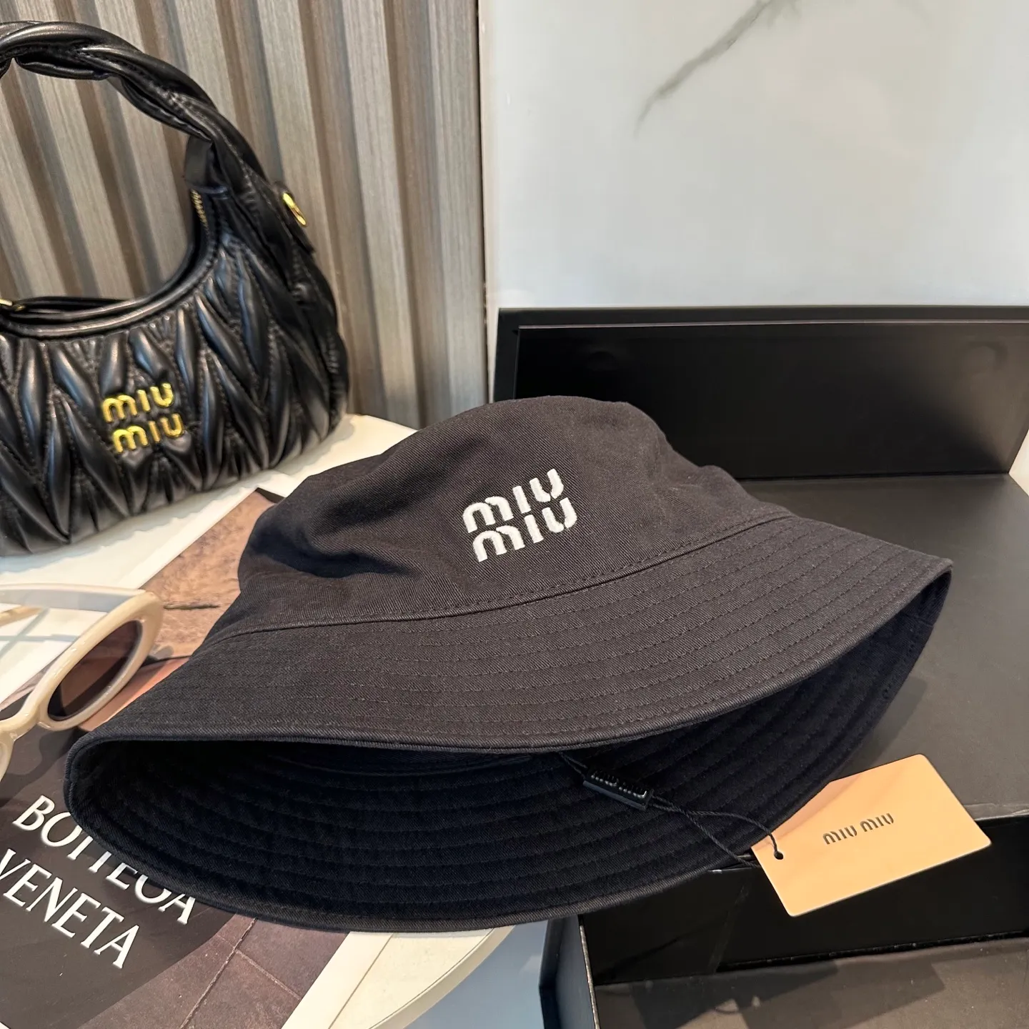 P74💛 Comes with dust bag. [Miumiu Miu Miu] New order style embroidered fisherman hat🧢Big brand style is super easy to match, hurry up and get it!