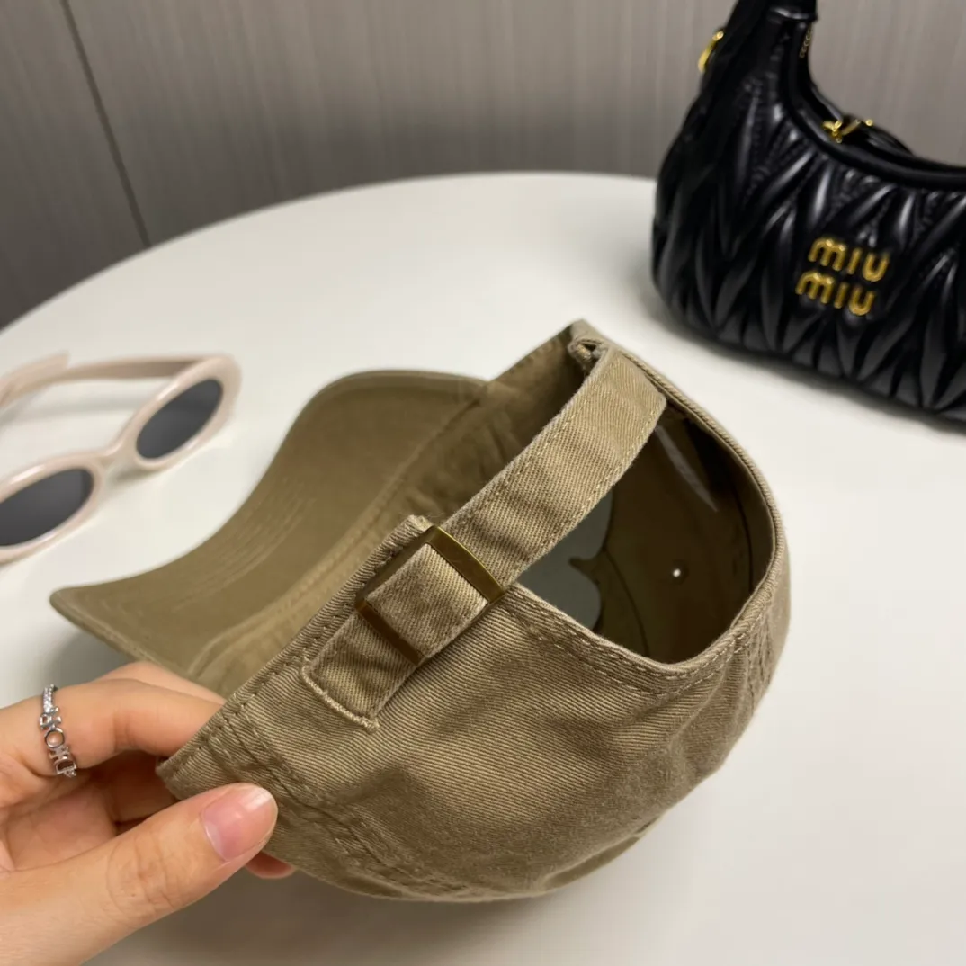 P50 miumiu new plain baseball cap, the hottest color at the moment - full of street style! Trendy and versatile, Xiaohongshu grows grass, poison, get your boyfriend, and cool together