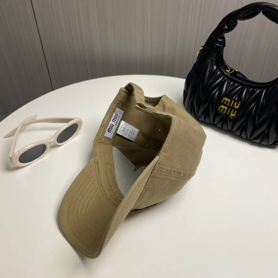 P50 miumiu new plain baseball cap, the hottest color at the moment - full of street style! Trendy and versatile, Xiaohongshu grows grass, poison, get your boyfriend, and cool together
