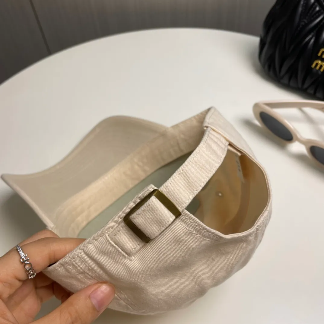 P50 miumiu new plain baseball cap, the hottest color at the moment - full of street style! Trendy and versatile, Xiaohongshu grows grass, poison, get your boyfriend, and cool together