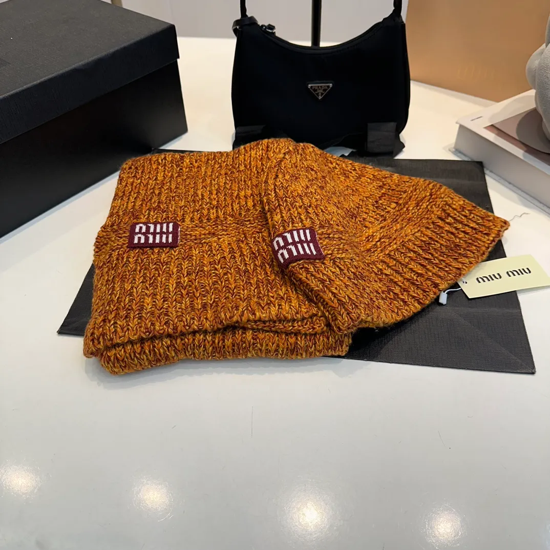 P170 miumiu Xiaohongshu’s popular model, a new classic set of hats from the official website! Hat ➕Scarf! It feels great in hand! It’s warm and super comfortable. This winter, all you need is a hat set like this. It’s warm and fashionable! Welcome to choose!!