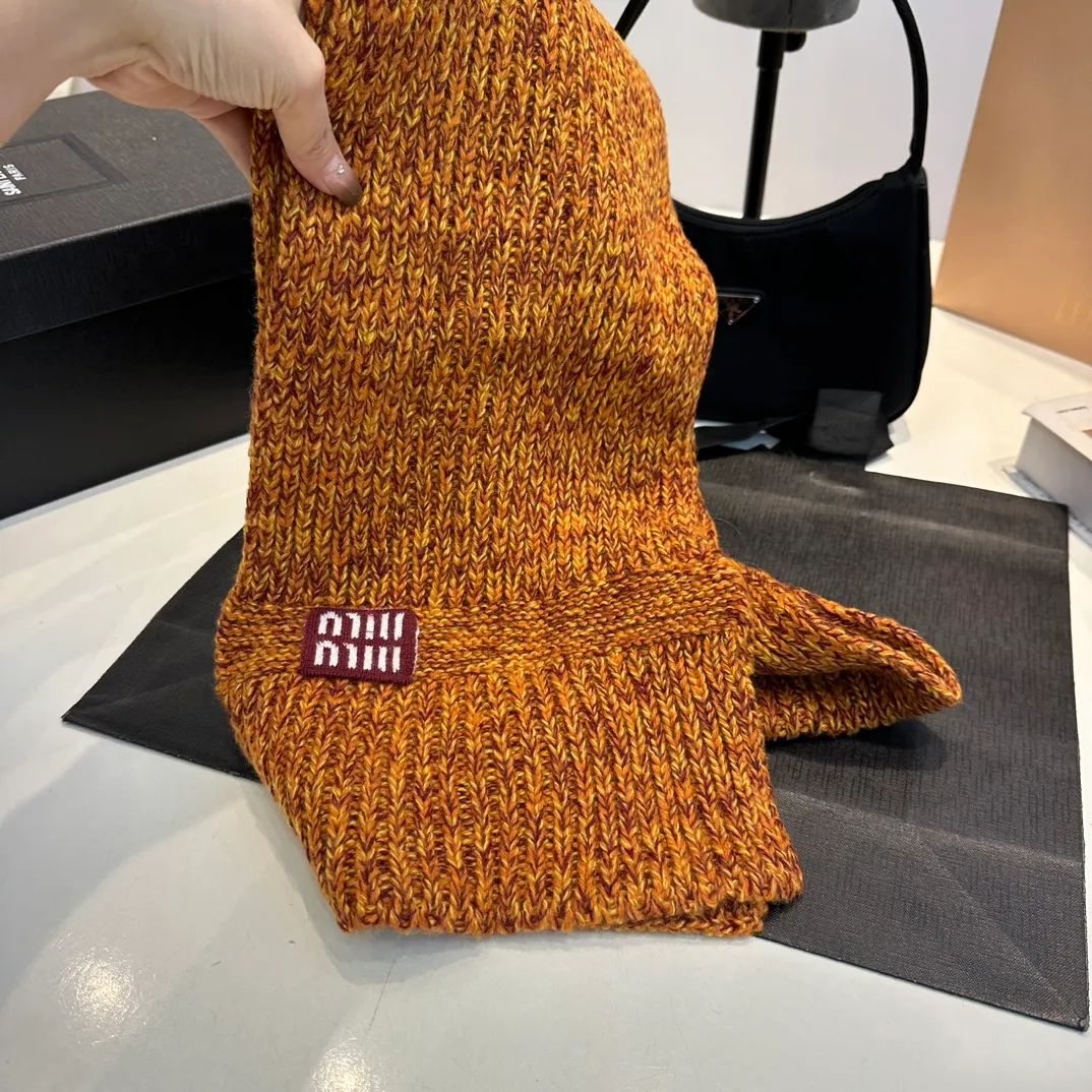P170 miumiu Xiaohongshu’s popular model, a new classic set of hats from the official website! Hat ➕Scarf! It feels great in hand! It’s warm and super comfortable. This winter, all you need is a hat set like this. It’s warm and fashionable! Welcome to choose!!