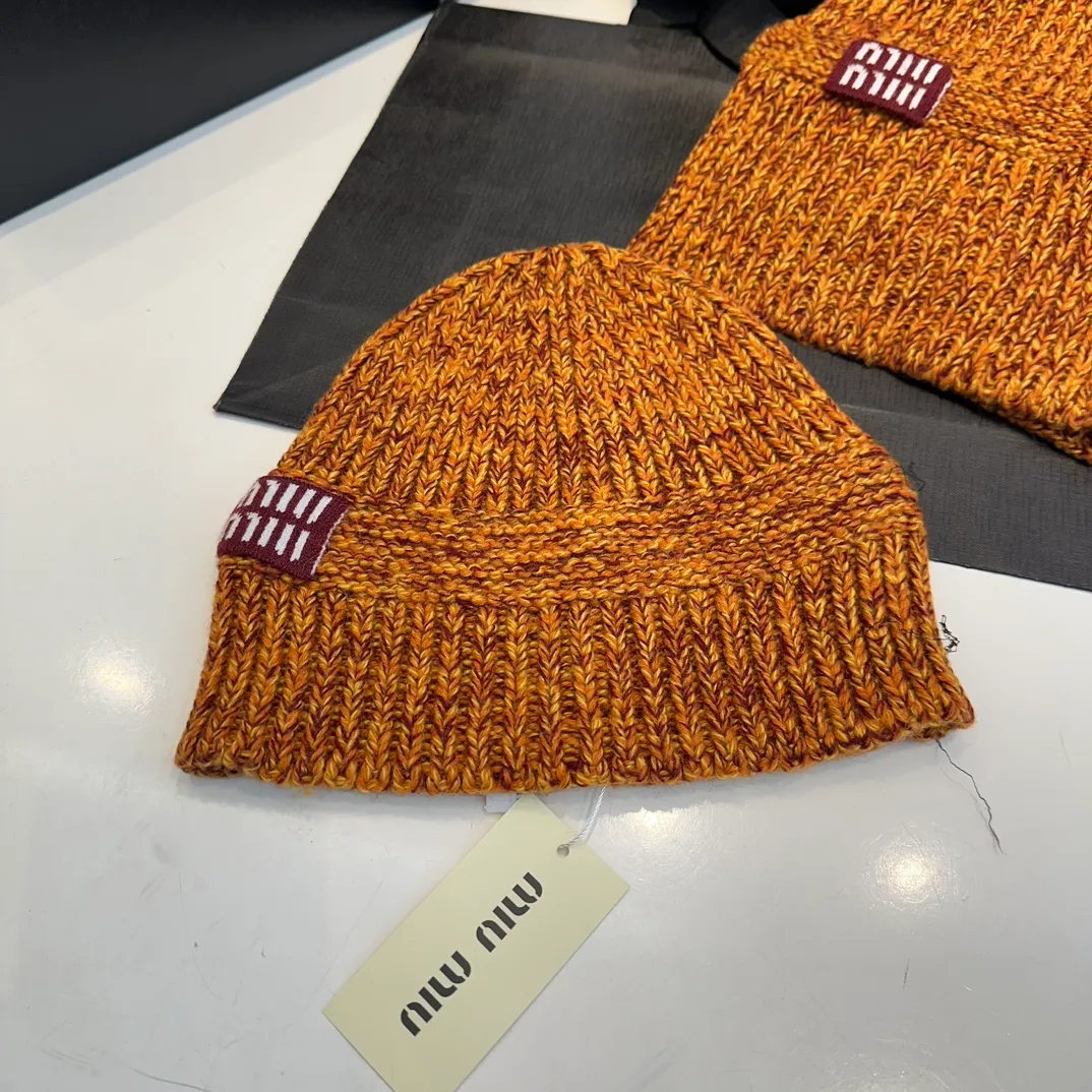 P170 miumiu Xiaohongshu’s popular model, a new classic set of hats from the official website! Hat ➕Scarf! It feels great in hand! It’s warm and super comfortable. This winter, all you need is a hat set like this. It’s warm and fashionable! Welcome to choose!!