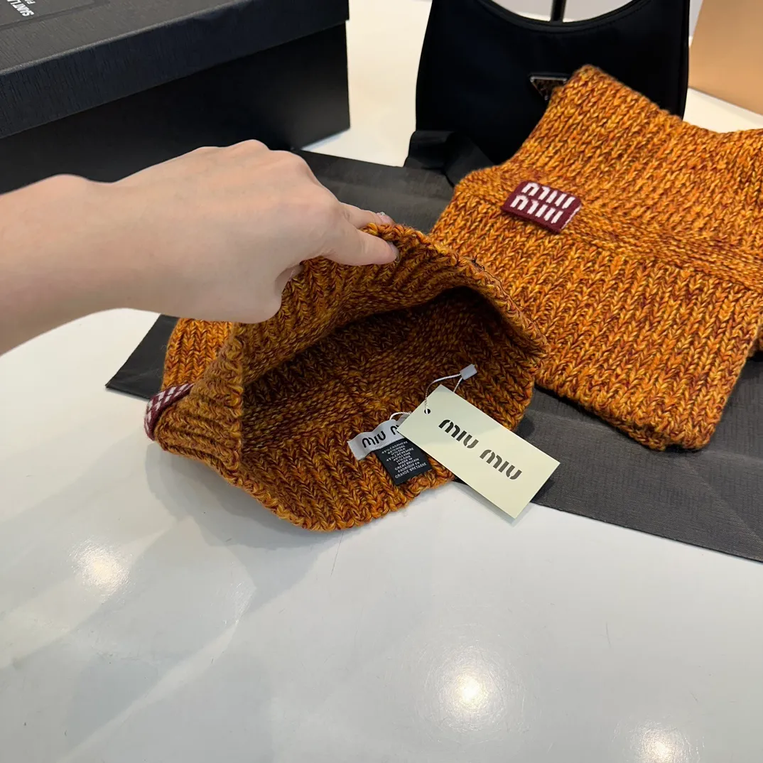 P170 miumiu Xiaohongshu’s popular model, a new classic set of hats from the official website! Hat ➕Scarf! It feels great in hand! It’s warm and super comfortable. This winter, all you need is a hat set like this. It’s warm and fashionable! Welcome to choose!!