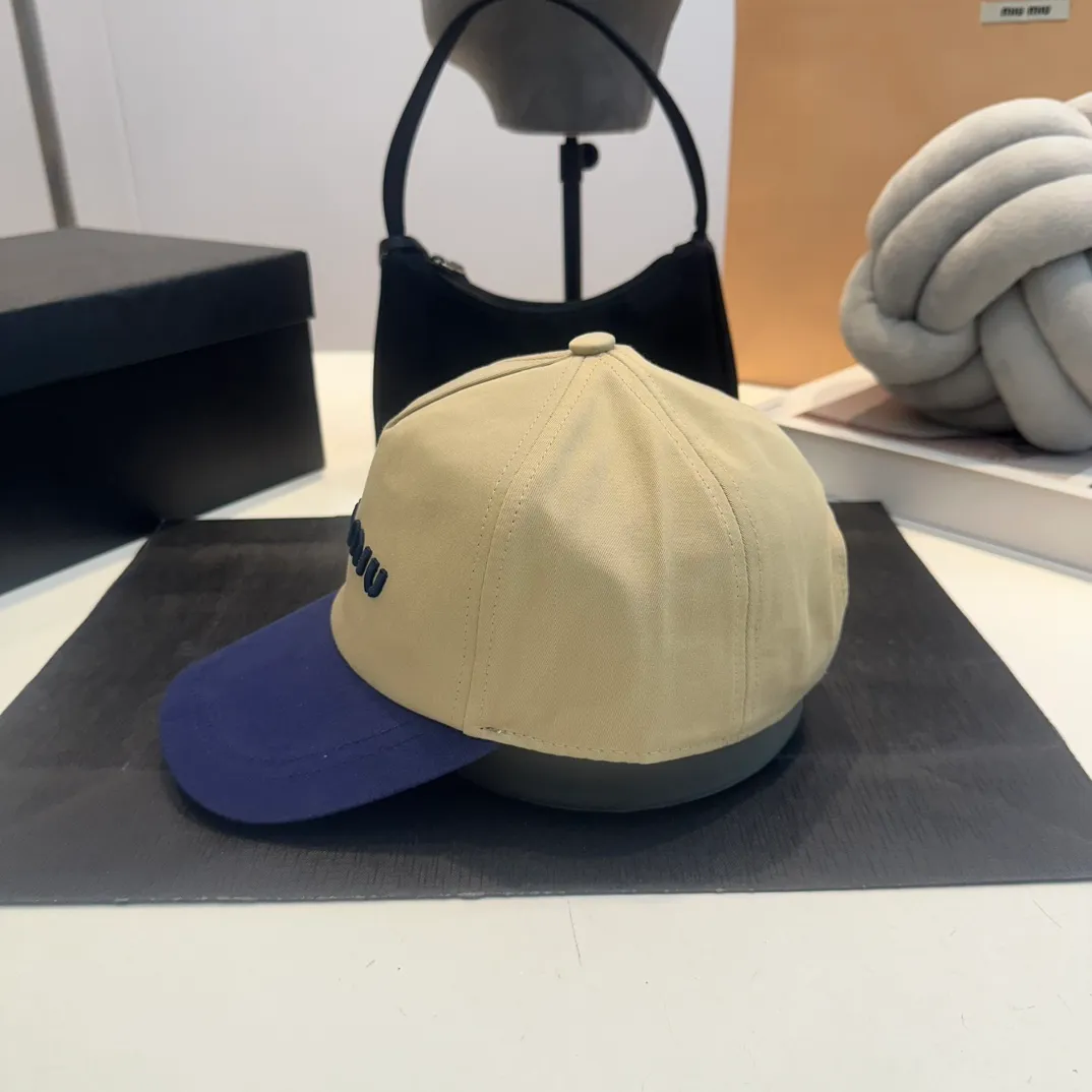 P56 MiuMiu Miu Miu girl's daily baseball cap. A very versatile baseball cap. Classic embroidered logo. Black and white contrasting colors. Versatile and fashionable.