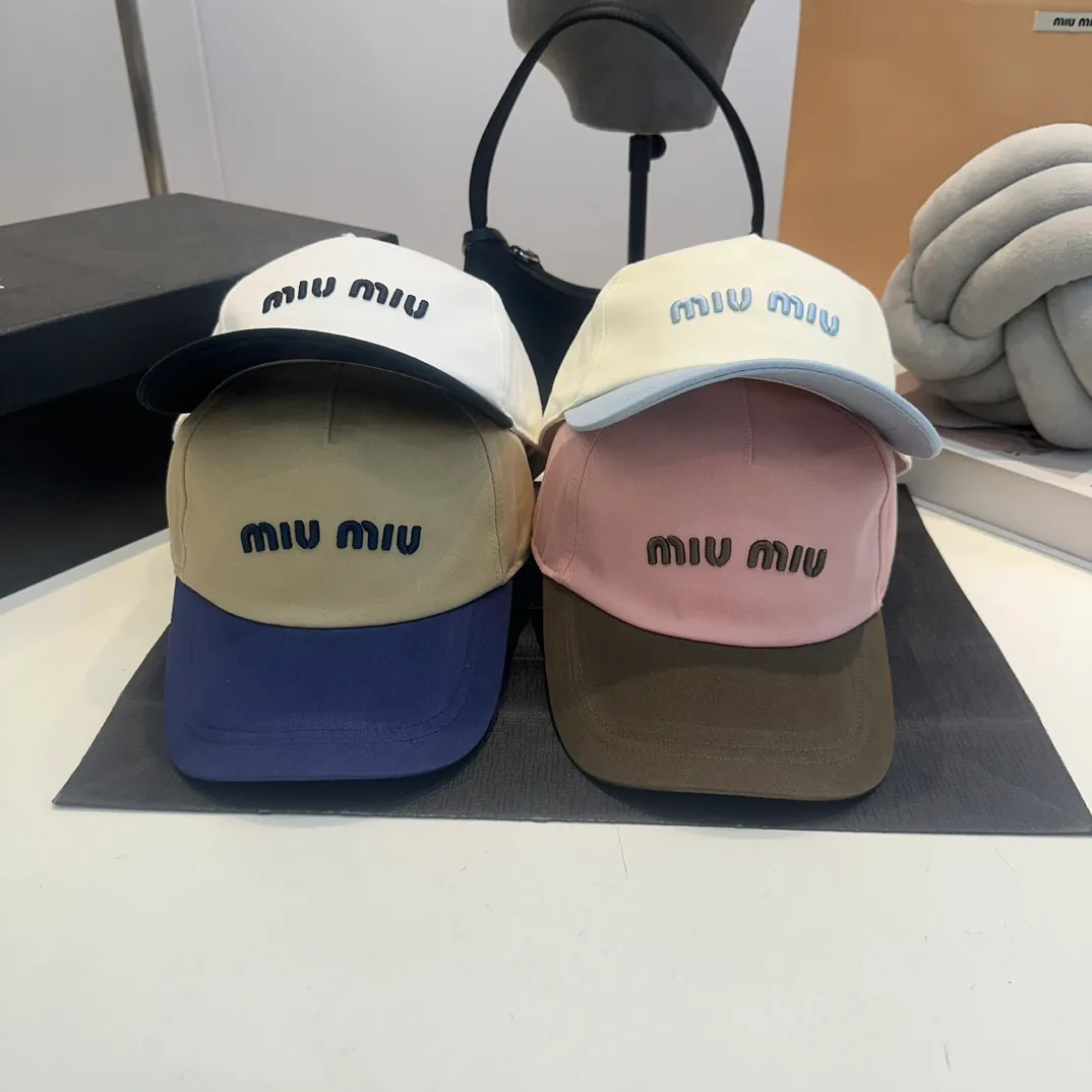 P56 MiuMiu Miu Miu girl's daily baseball cap. A very versatile baseball cap. Classic embroidered logo. Black and white contrasting colors. Versatile and fashionable.