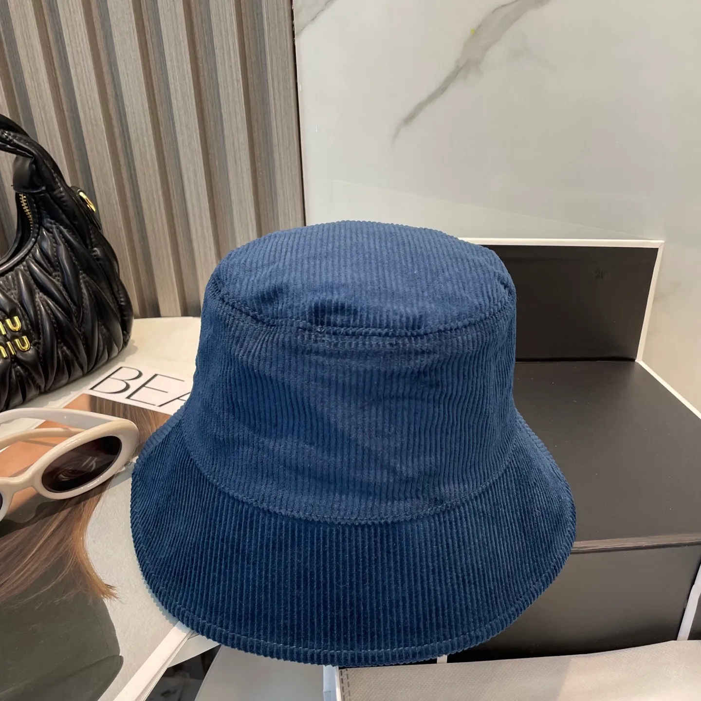 P76 miumiu limited new corduroy fisherman hat/baseball cap, corduroy textured fisherman hat. A very attractive fisherman hat ~ the same style for men and women. It has its own atmosphere when going out every day. It feels great to change it occasionally.