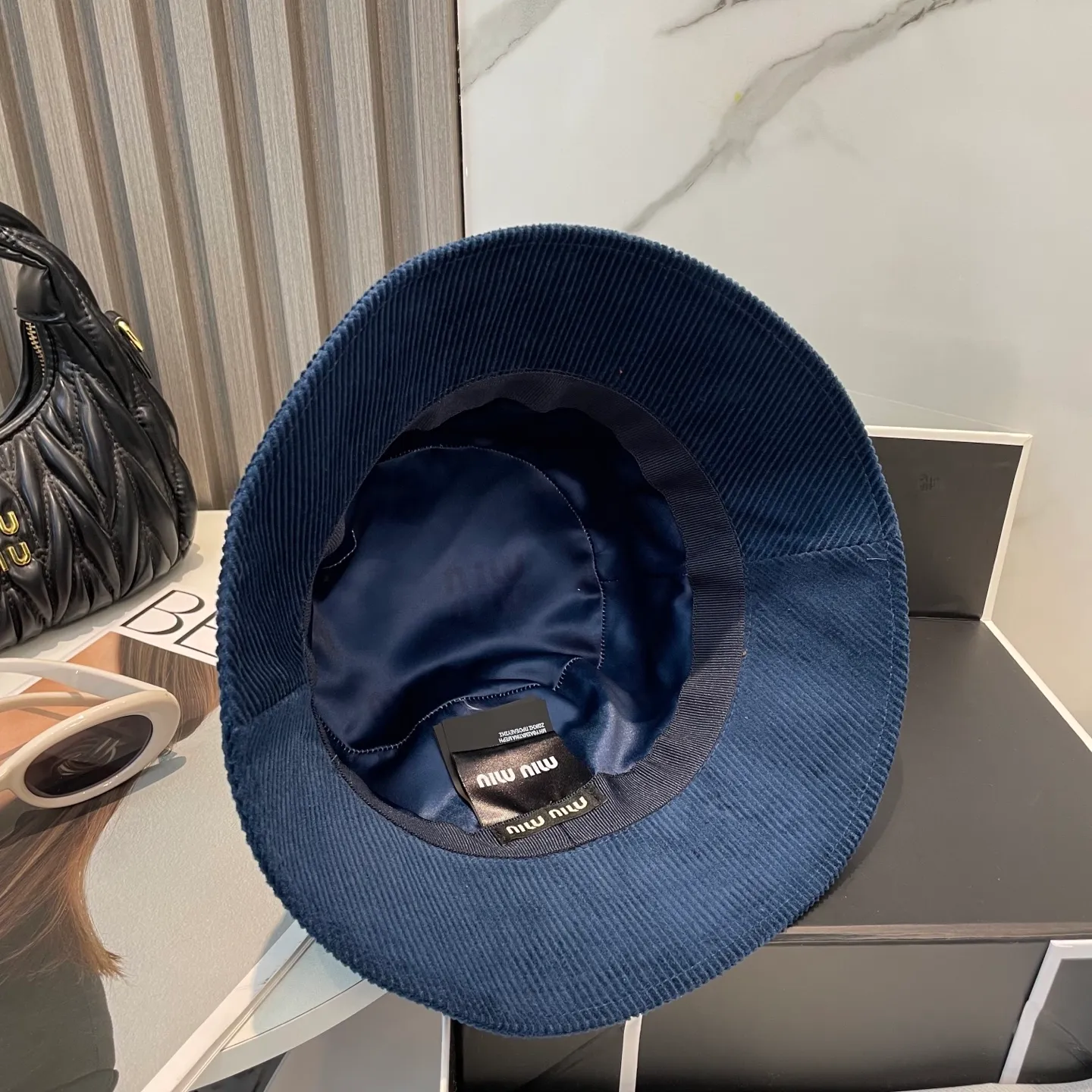P76 miumiu limited new corduroy fisherman hat/baseball cap, corduroy textured fisherman hat. A very attractive fisherman hat ~ the same style for men and women. It has its own atmosphere when going out every day. It feels great to change it occasionally.
