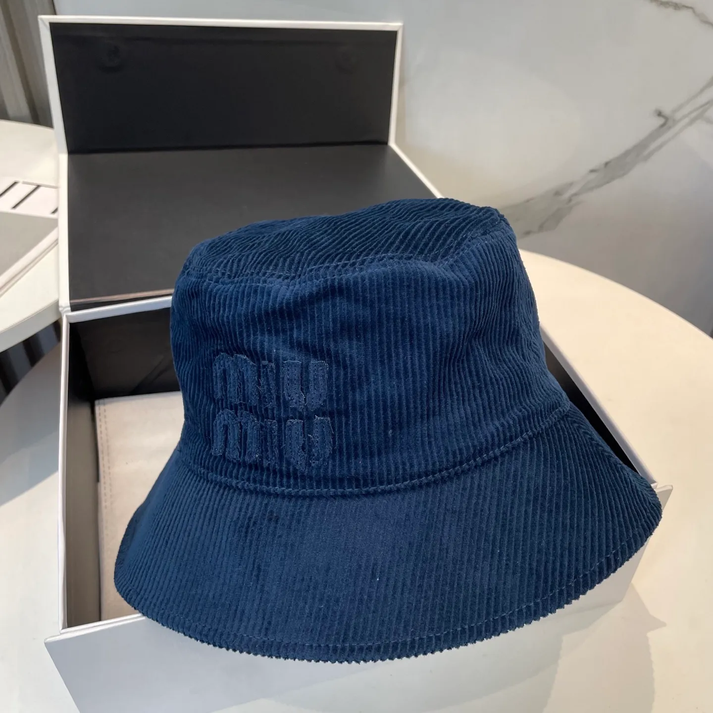 P76 miumiu limited new corduroy fisherman hat/baseball cap, corduroy textured fisherman hat. A very attractive fisherman hat ~ the same style for men and women. It has its own atmosphere when going out every day. It feels great to change it occasionally.