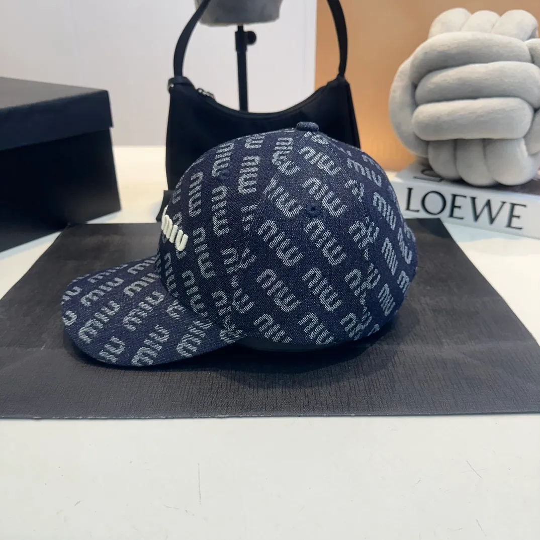 P60 miumiu new denim baseball cap, the hottest color at the moment - full of street style! Trendy and versatile, Xiaohongshu grows grass, poison, get your boyfriend, and cool together