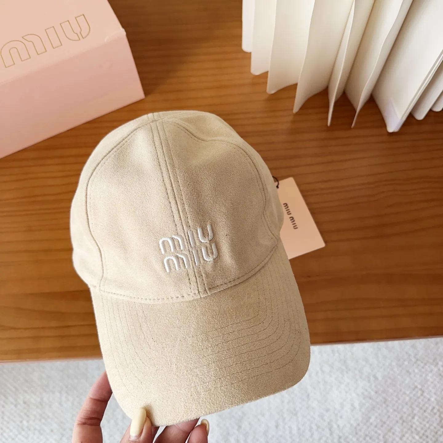💰60 miumiu new corduroy baseball cap for autumn and winter. The original order is authentic and made to order. The original workmanship is meticulous and the quality is superb!