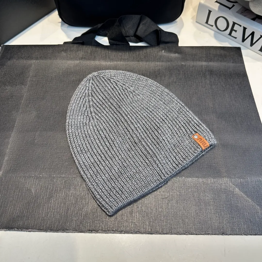 P50 MiuMiu Miu Miu's best-selling model, miumiu's new fall and winter counter knitted woolen hats for men and women, with first-class texture, perfect for going out on the street!
