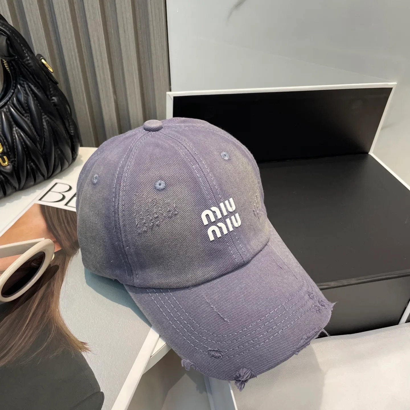 P60 miumiu new solid color baseball cap, the hottest color at the moment - full of street style! Trendy and versatile, Xiaohongshu grows grass, poison, get your boyfriend, and cool together