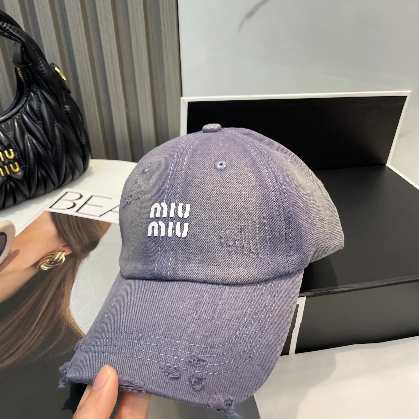 P60 miumiu new solid color baseball cap, the hottest color at the moment - full of street style! Trendy and versatile, Xiaohongshu grows grass, poison, get your boyfriend, and cool together