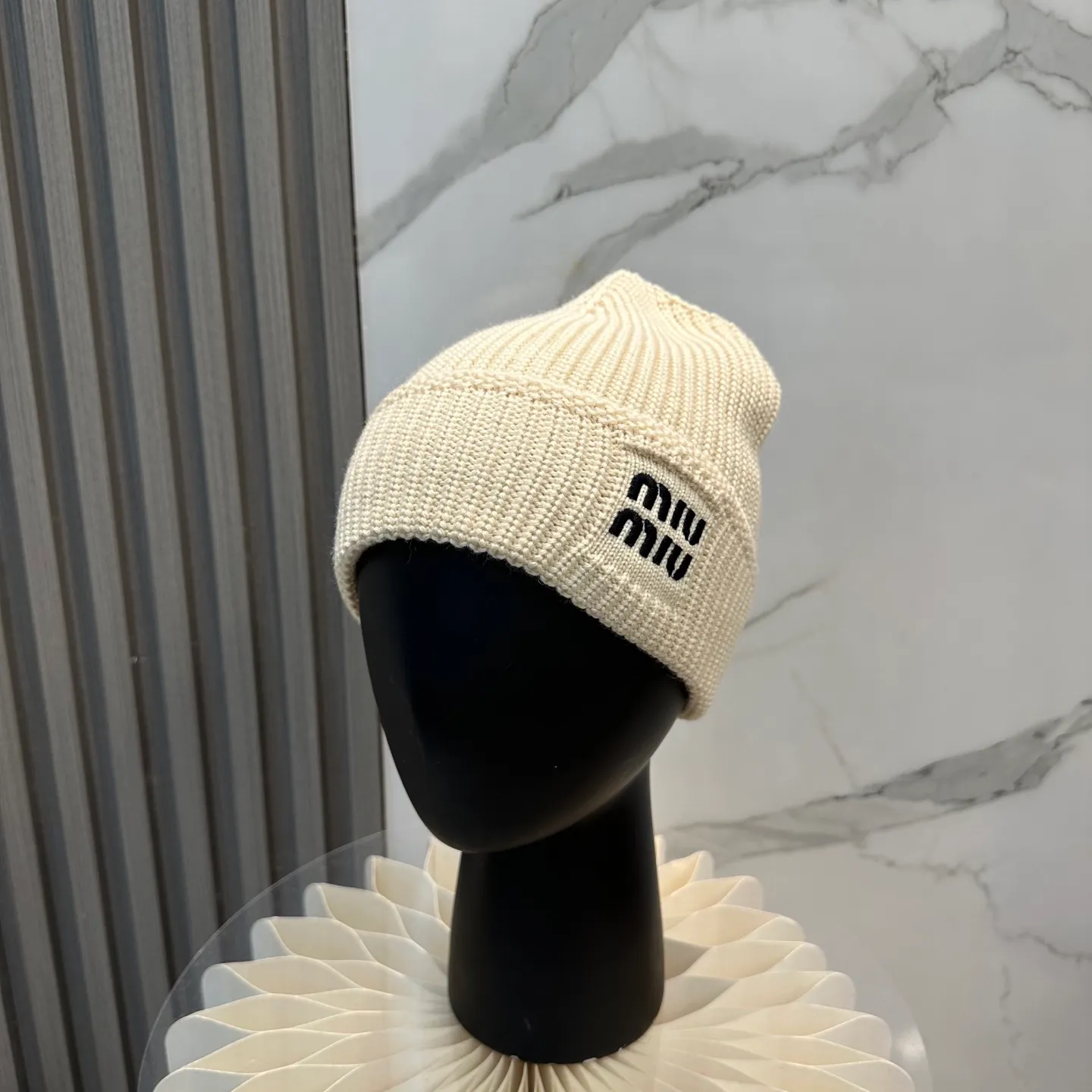 P60 miumiu Miu Miu counter's most popular wool embroidered logo knitted hat! Xiaohongshu’s new product is released, it’s so 🉑️, high-elastic fabric, classic colors, same style for men and women.