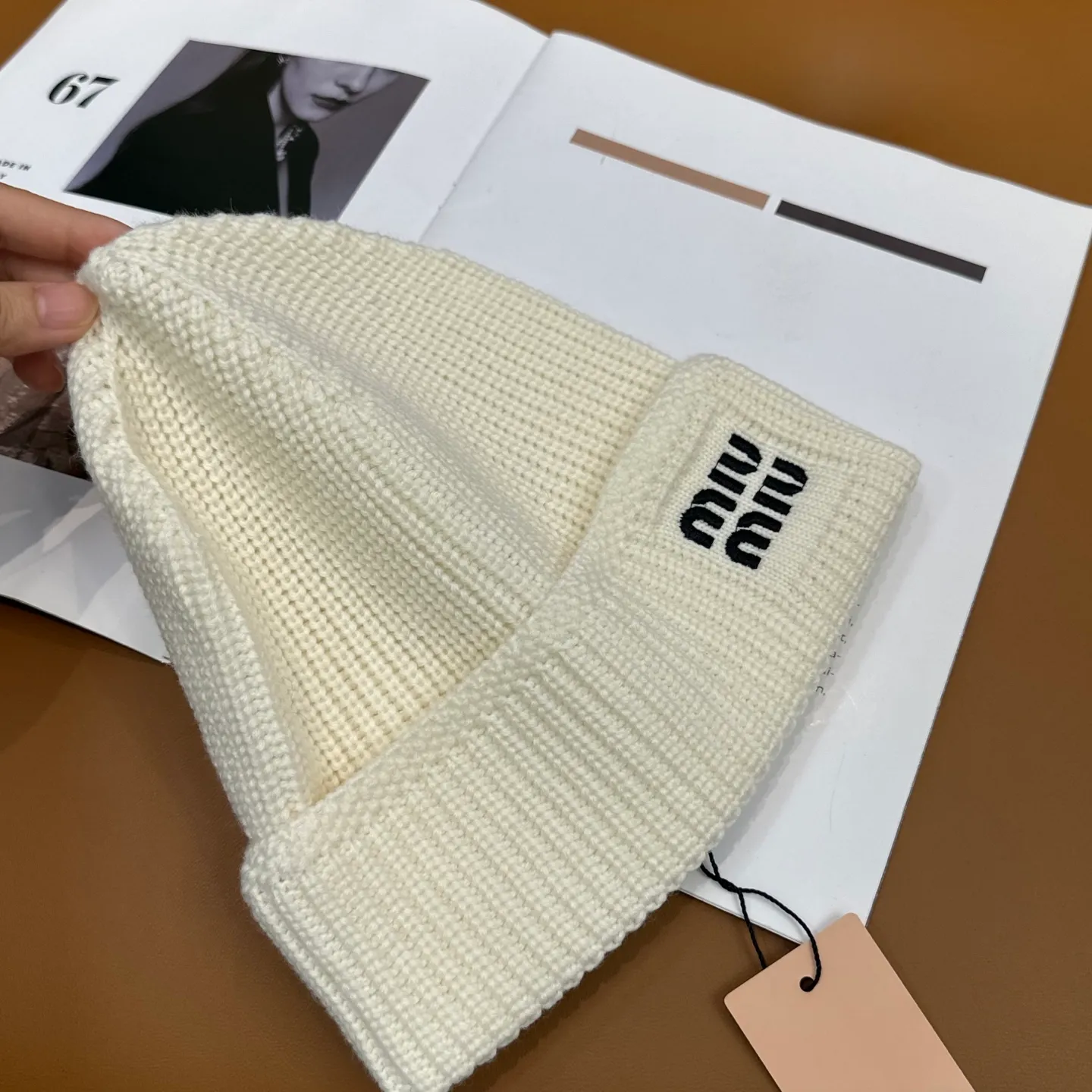 P60 miumiu Miu Miu counter's most popular wool embroidered logo knitted hat! Xiaohongshu’s new product is released, it’s so 🉑️, high-elastic fabric, classic colors, same style for men and women.