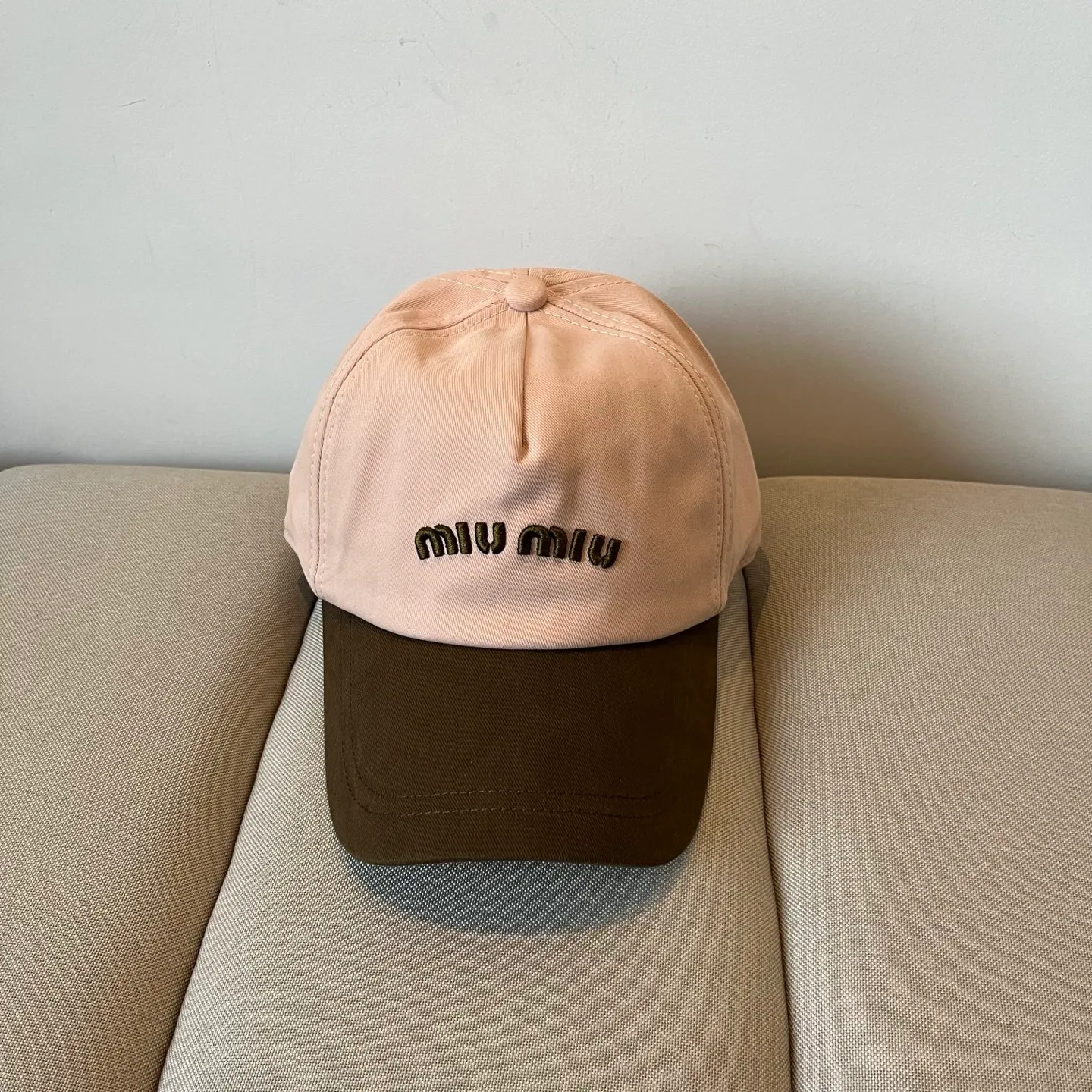 P60 miumiu original spring and summer new baseball cap, authentic mold-making and custom-made, the original workmanship is meticulous and the quality is superb!