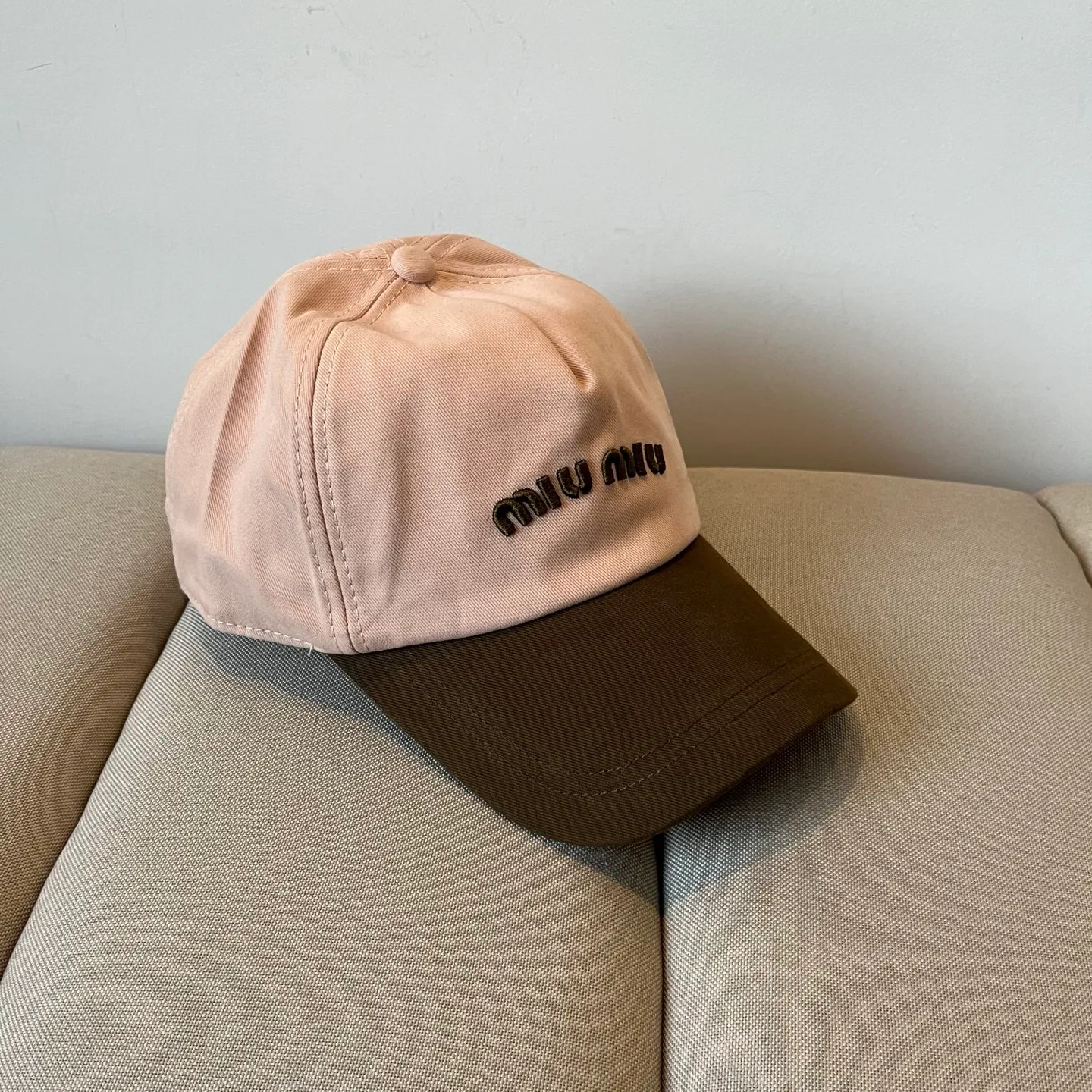 P60 miumiu original spring and summer new baseball cap, authentic mold-making and custom-made, the original workmanship is meticulous and the quality is superb!