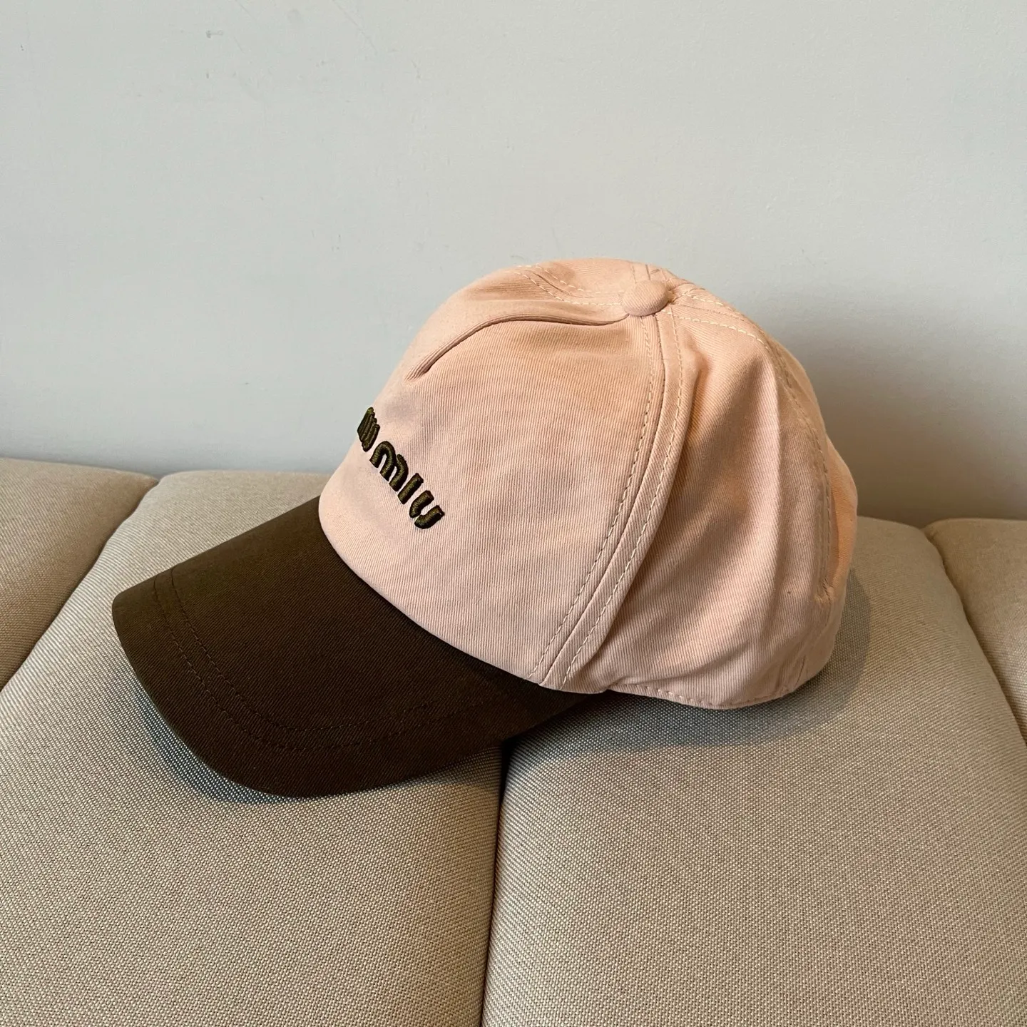 P60 miumiu original spring and summer new baseball cap, authentic mold-making and custom-made, the original workmanship is meticulous and the quality is superb!