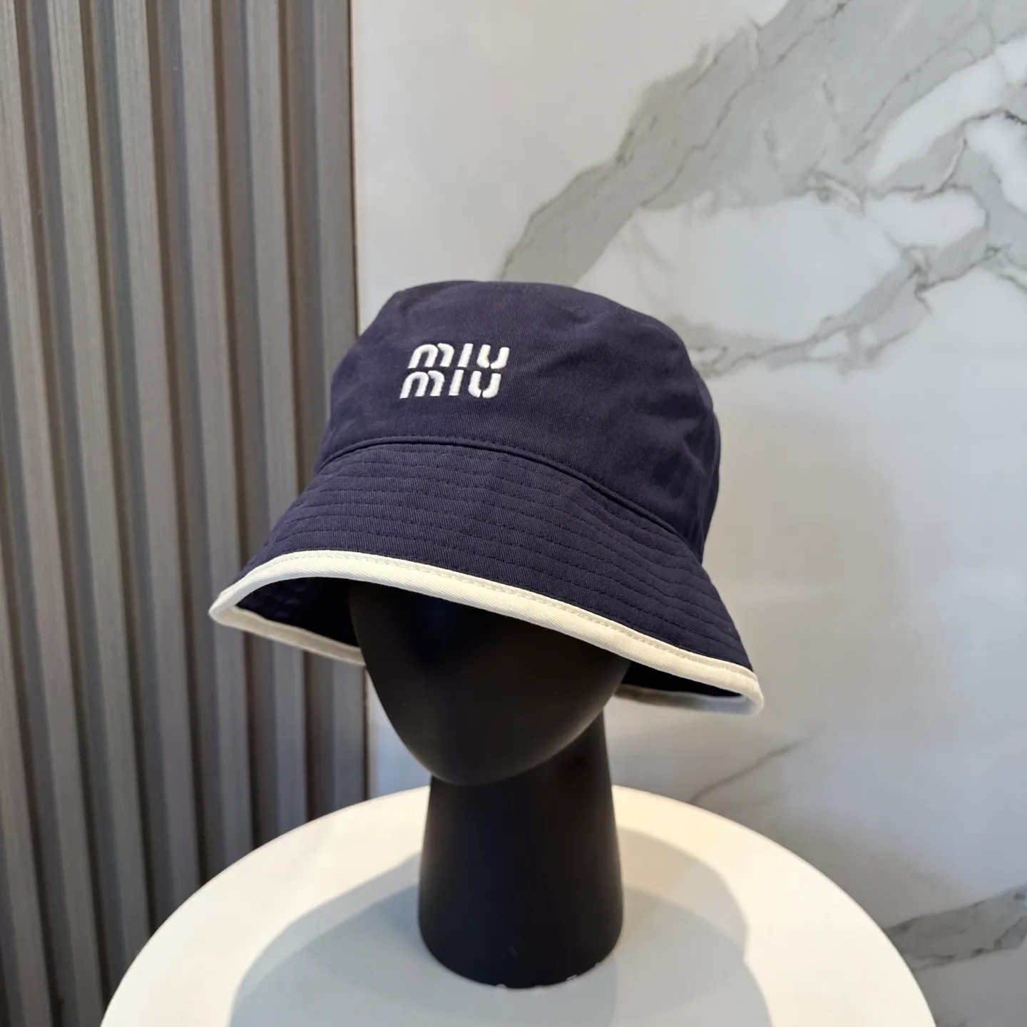 P74💛 Comes with dust bag. [Miumiu Miu Miu] New order style embroidered fisherman hat🧢Big brand style is super easy to match, hurry up and get it!