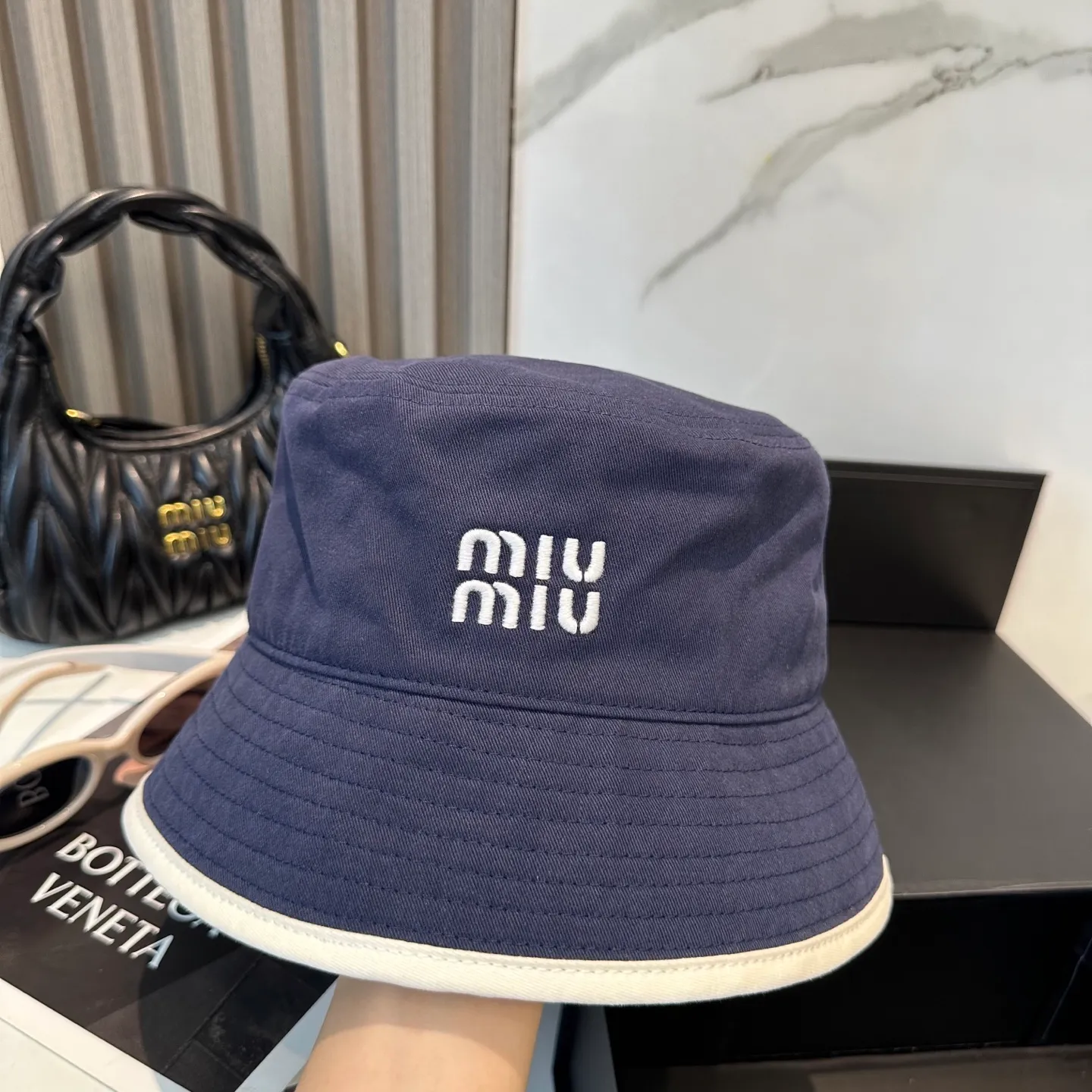 P74💛 Comes with dust bag. [Miumiu Miu Miu] New order style embroidered fisherman hat🧢Big brand style is super easy to match, hurry up and get it!