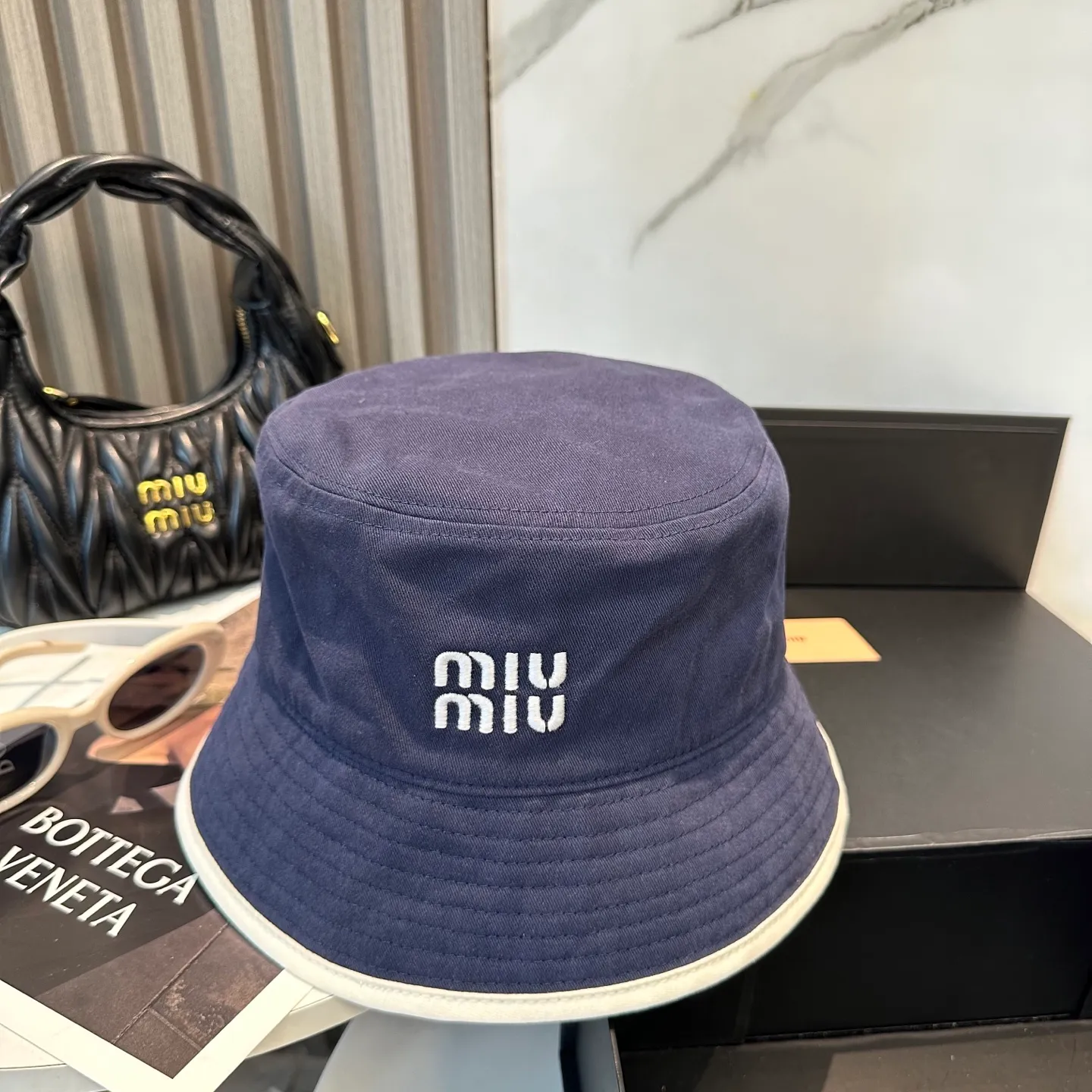 P74💛 Comes with dust bag. [Miumiu Miu Miu] New order style embroidered fisherman hat🧢Big brand style is super easy to match, hurry up and get it!