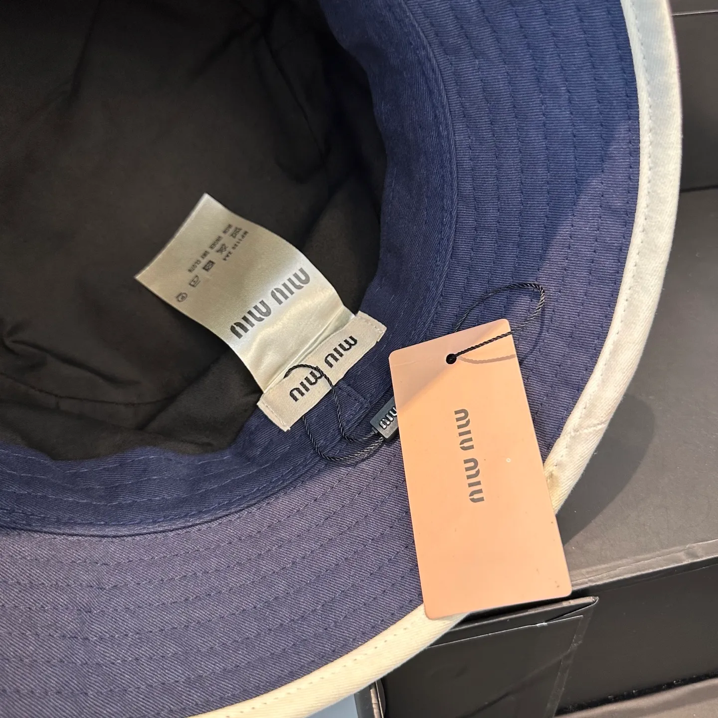P74💛 Comes with dust bag. [Miumiu Miu Miu] New order style embroidered fisherman hat🧢Big brand style is super easy to match, hurry up and get it!