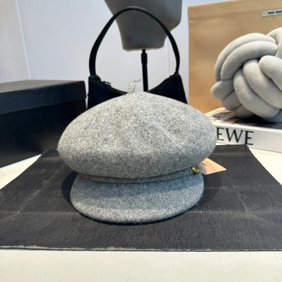 P70 miumiu's new wool autumn and winter octagonal hat is the one that shows off your face! A solid color hat🧢 is a permanent and versatile style!