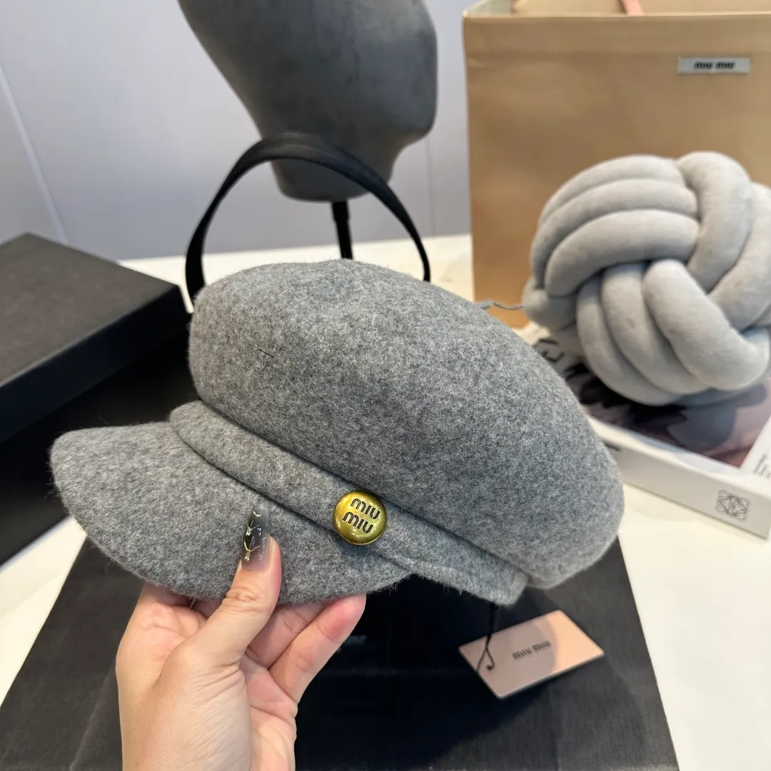 P70 miumiu's new wool autumn and winter octagonal hat is the one that shows off your face! A solid color hat🧢 is a permanent and versatile style!
